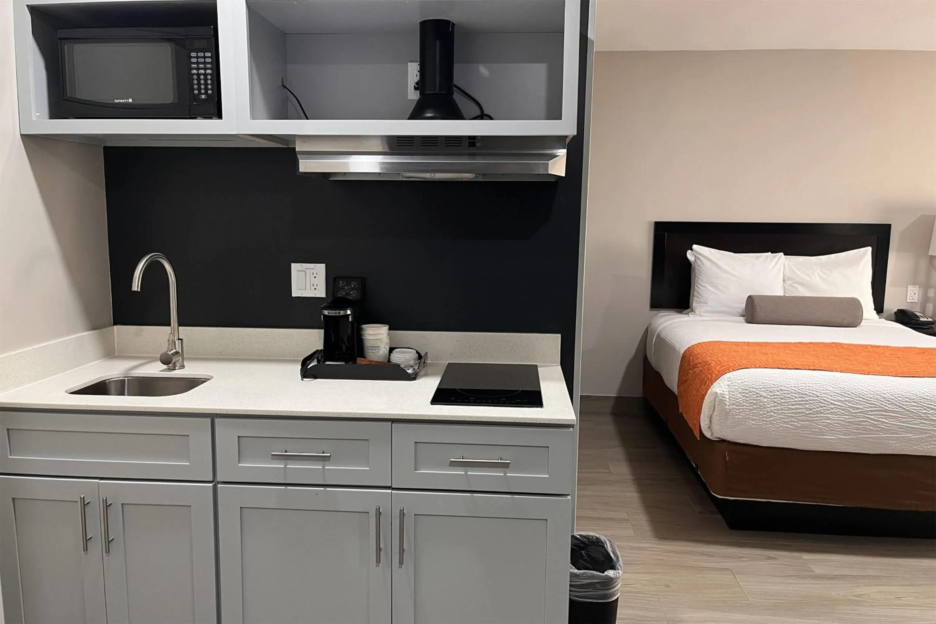 Photo of the whole room, Bed in Howard Johnson by Wyndham Flagstaff University West