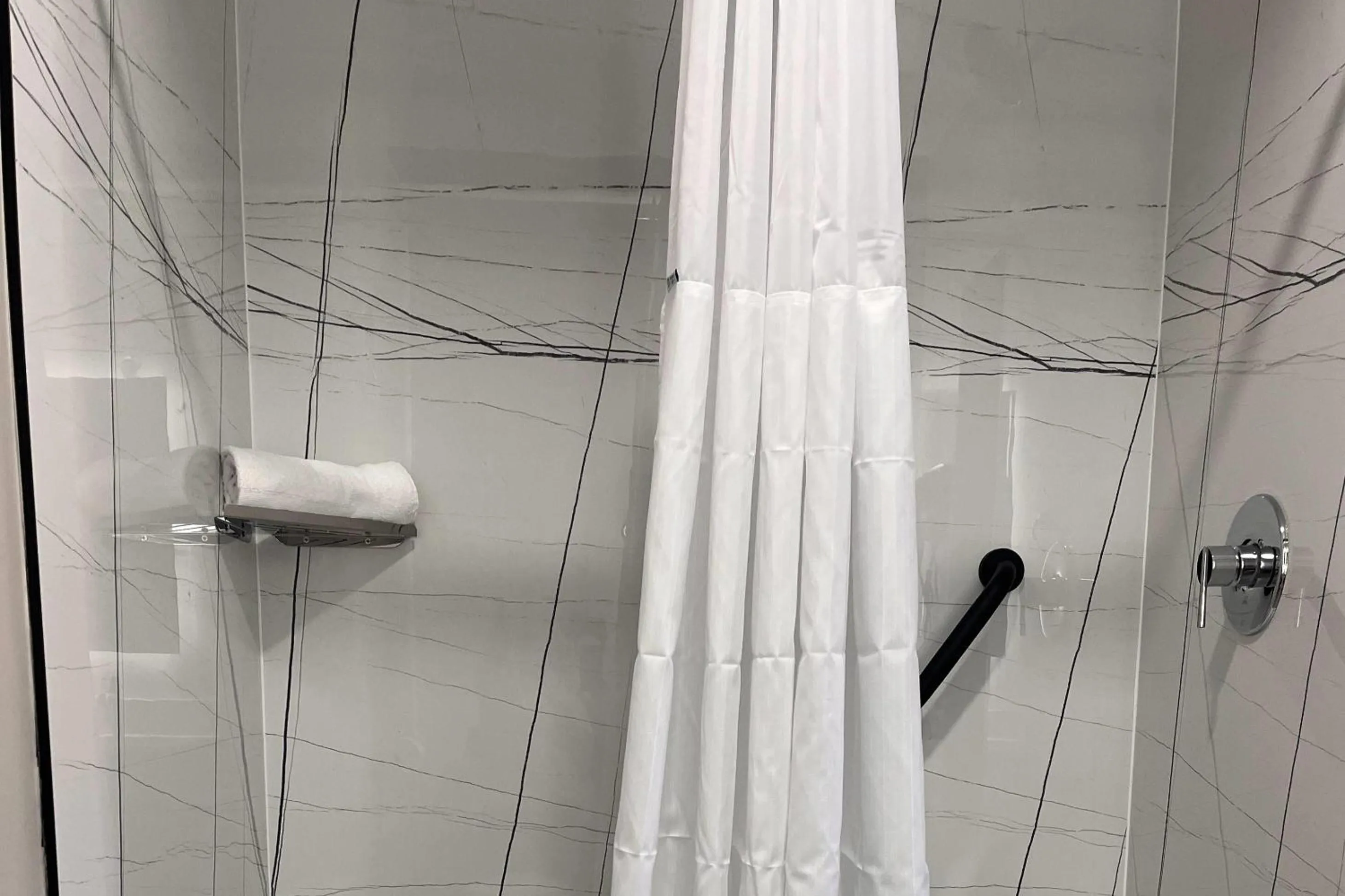 Bathroom in Howard Johnson by Wyndham Flagstaff University West