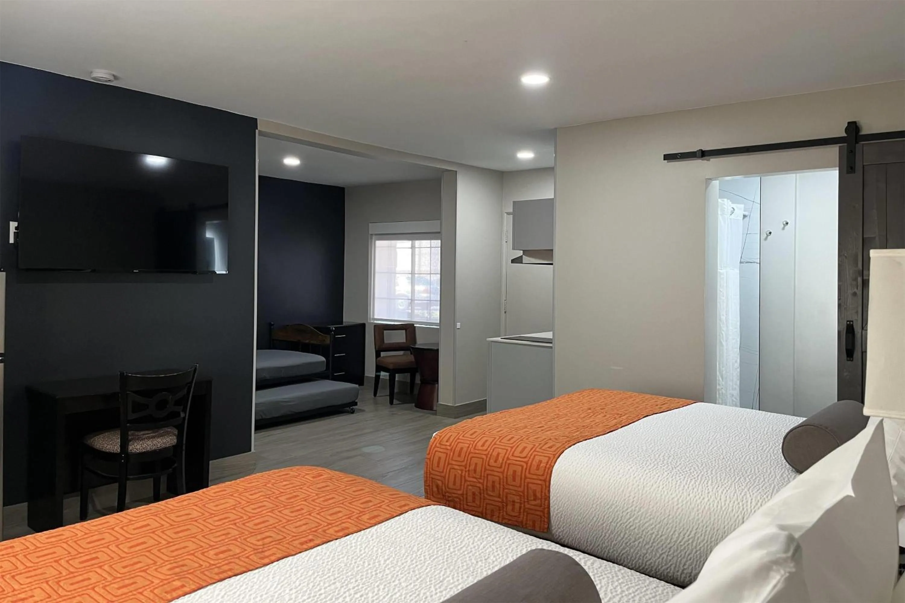 Photo of the whole room, Bed in Howard Johnson by Wyndham Flagstaff University West