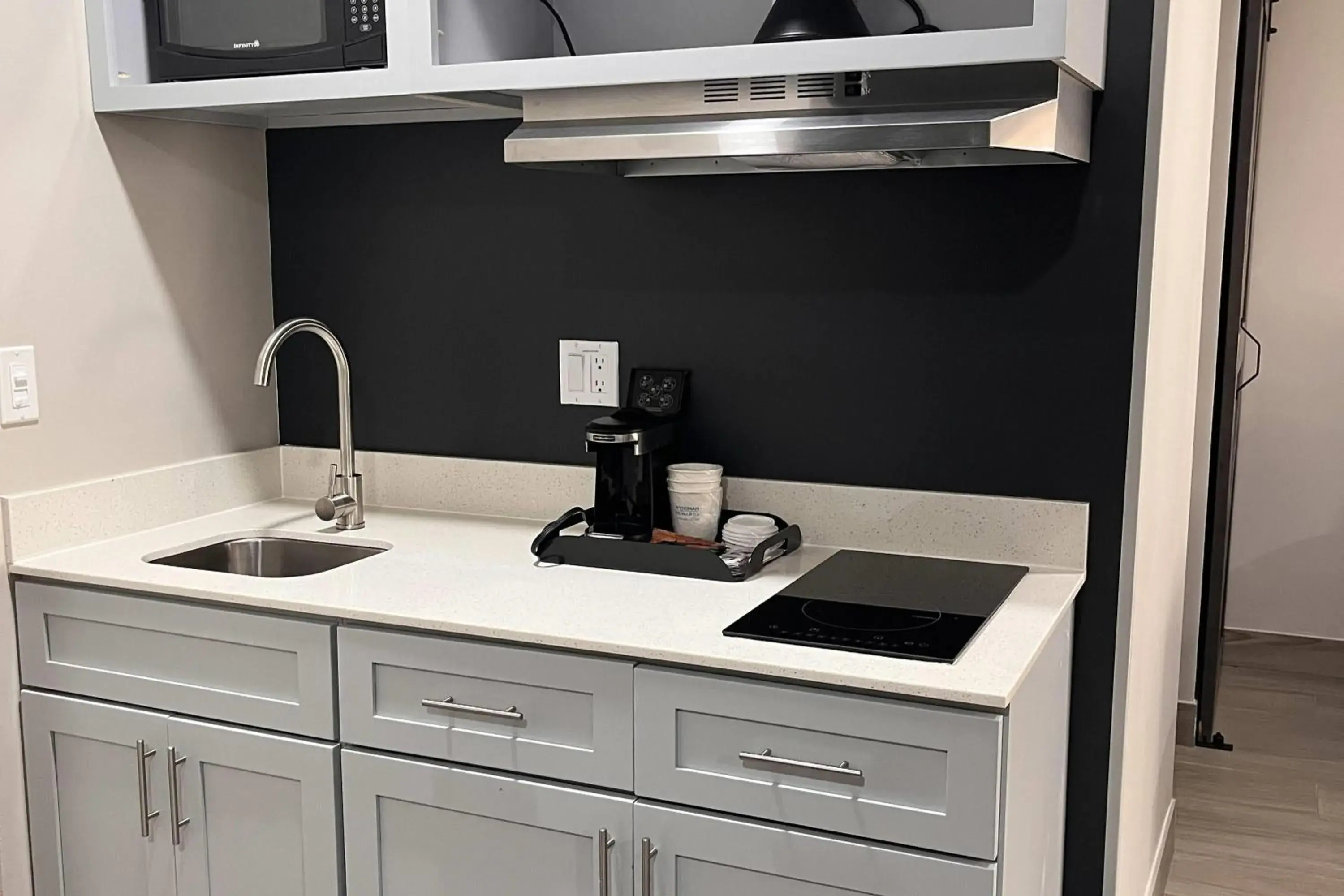 Photo of the whole room in Howard Johnson by Wyndham Flagstaff University West Photo of the whole room in Howard Johnson by Wyndham Flagstaff University West