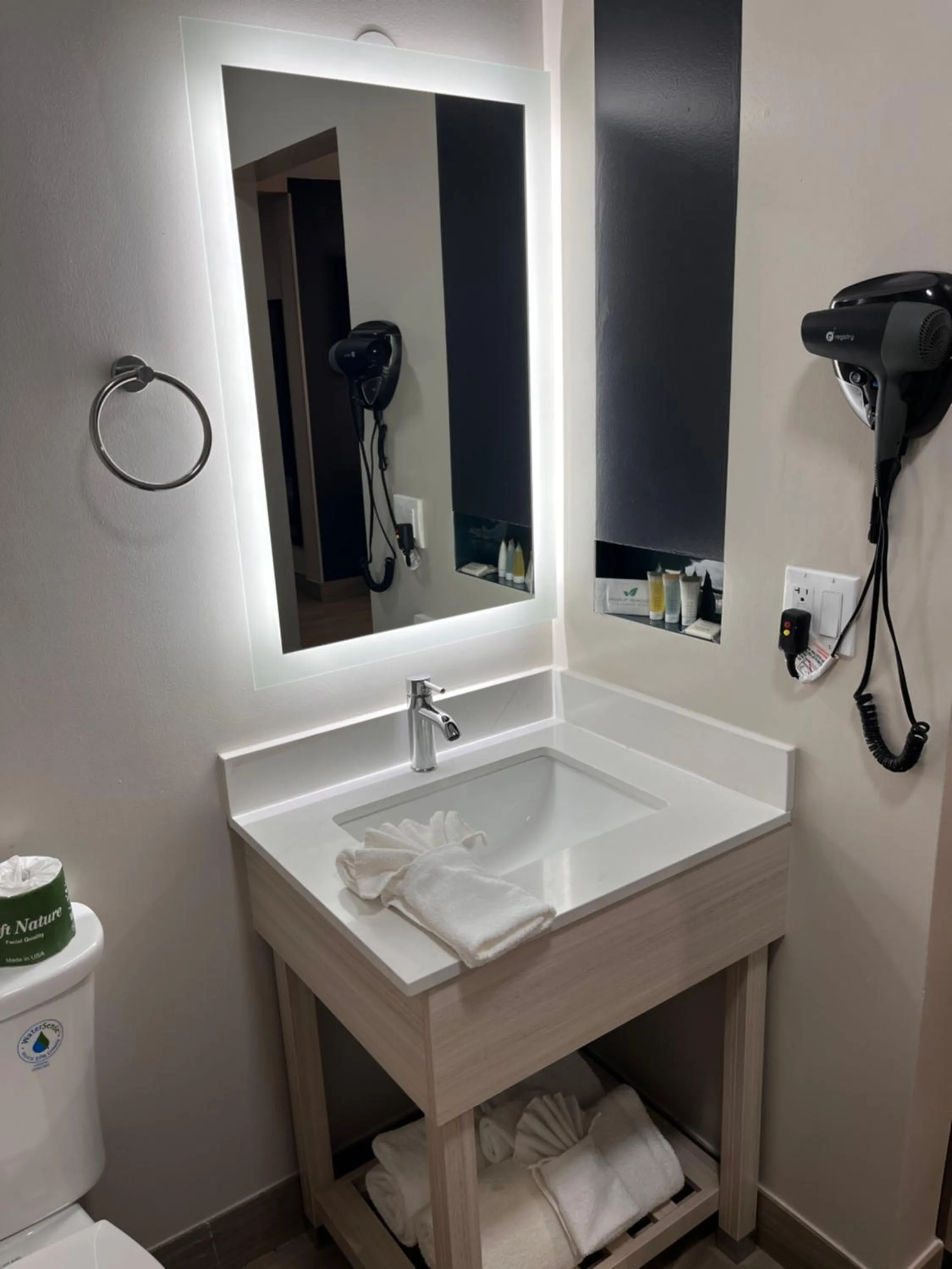 Bathroom in Howard Johnson by Wyndham Flagstaff University West