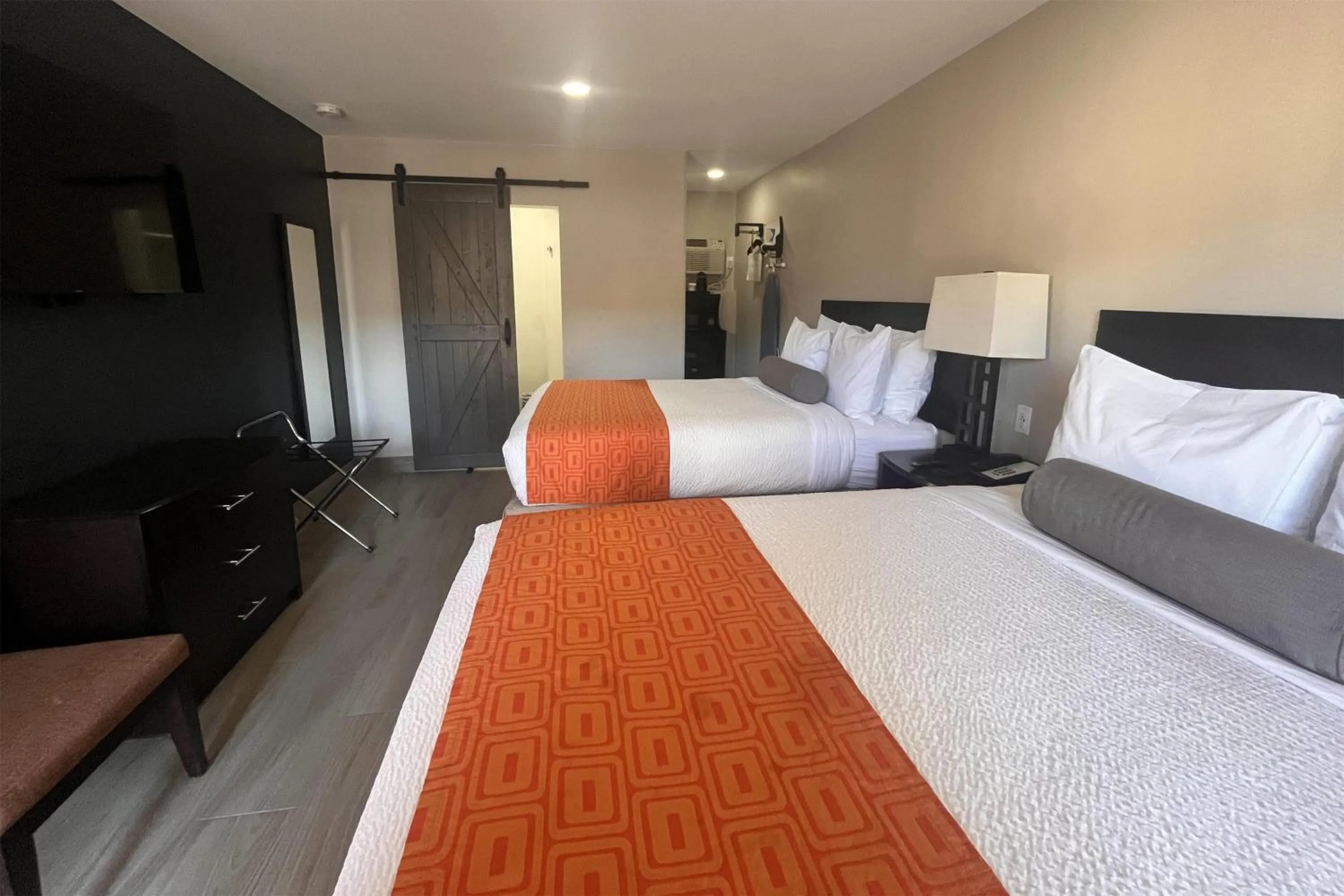 Photo of the whole room, Bed in Howard Johnson by Wyndham Flagstaff University West