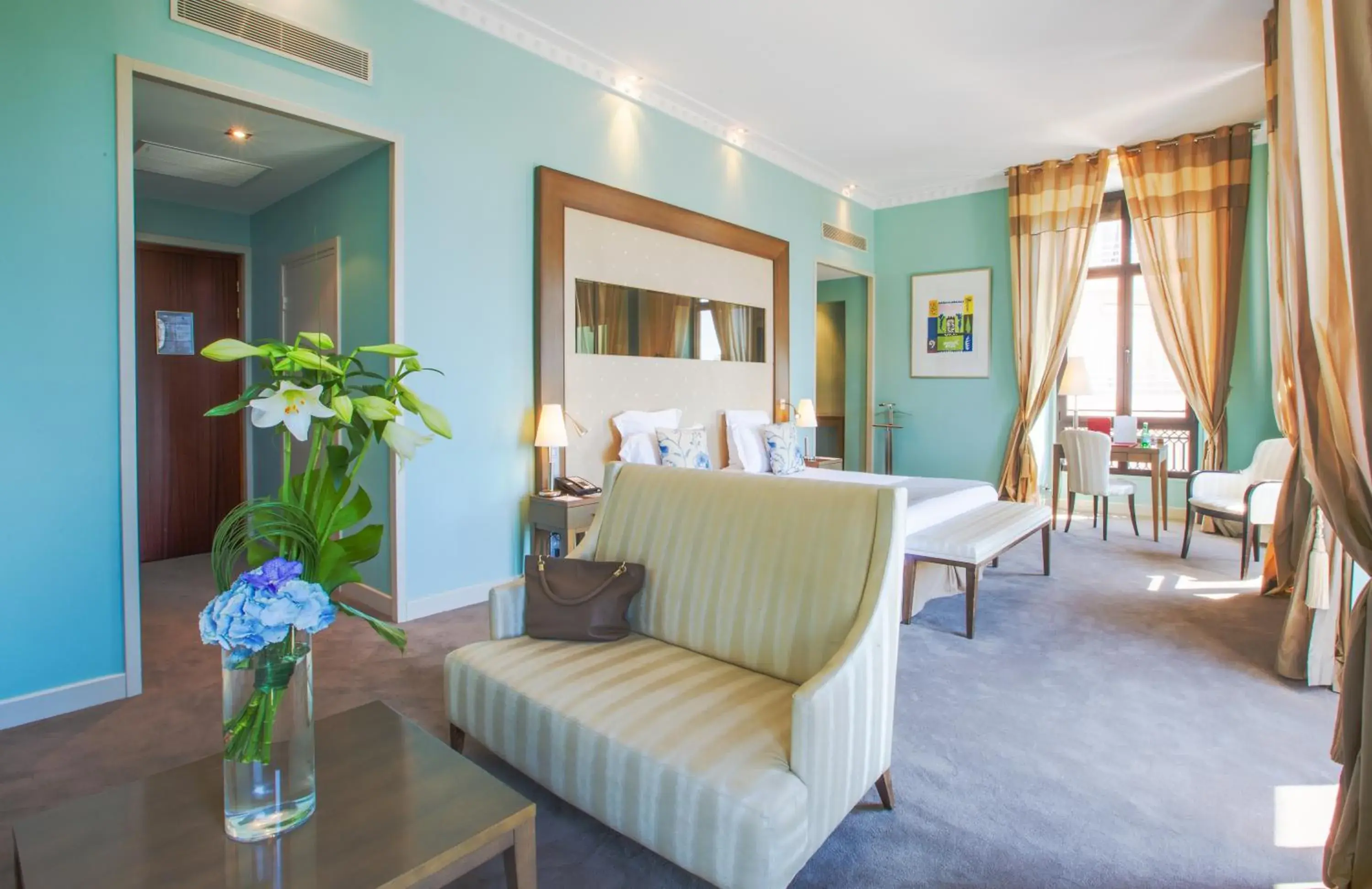 Photo of the whole room, Bed in Westminster Hotel & Spa Nice Photo of the whole room, Bed in Westminster Hotel & Spa Nice