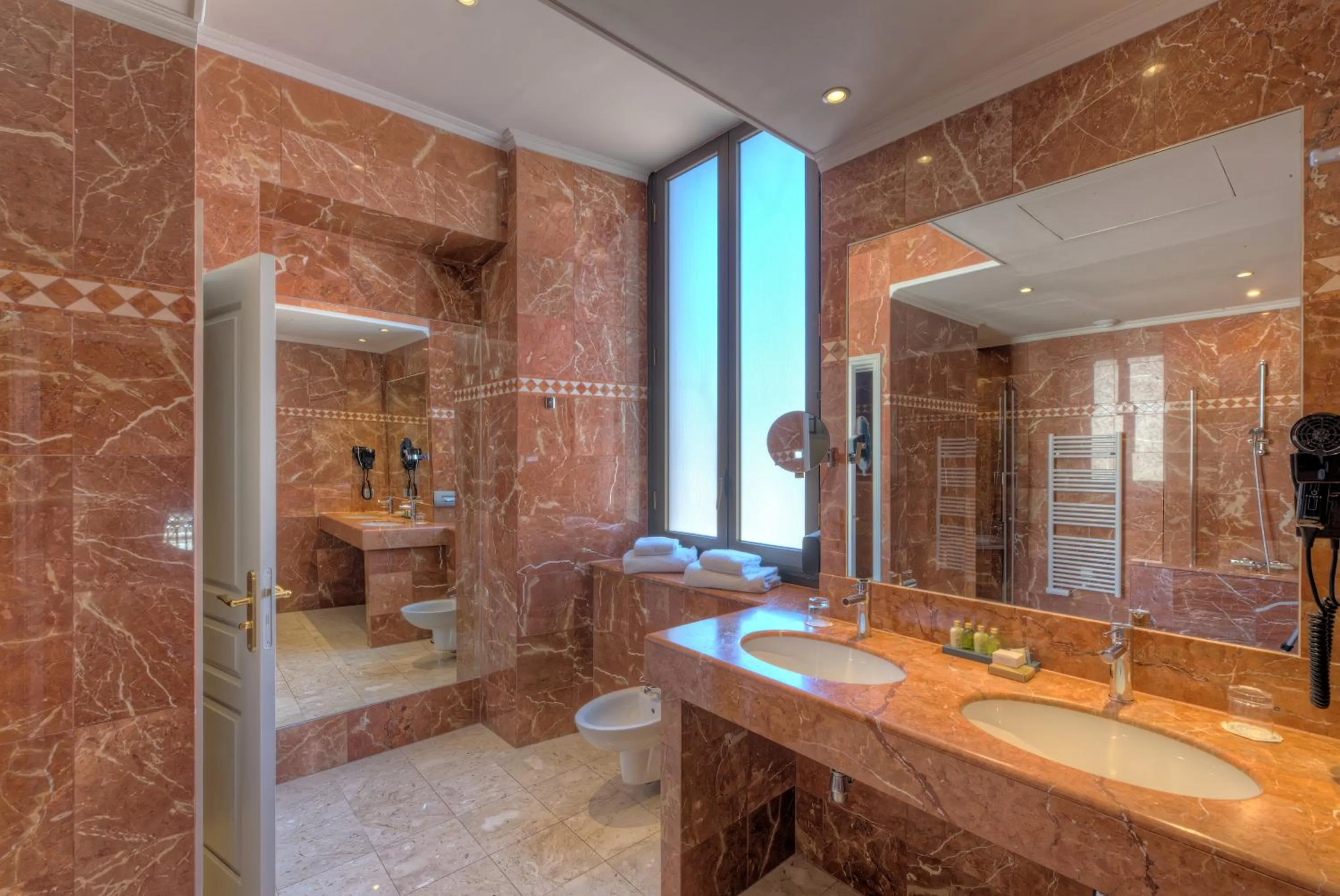 Shower in Westminster Hotel & Spa Nice