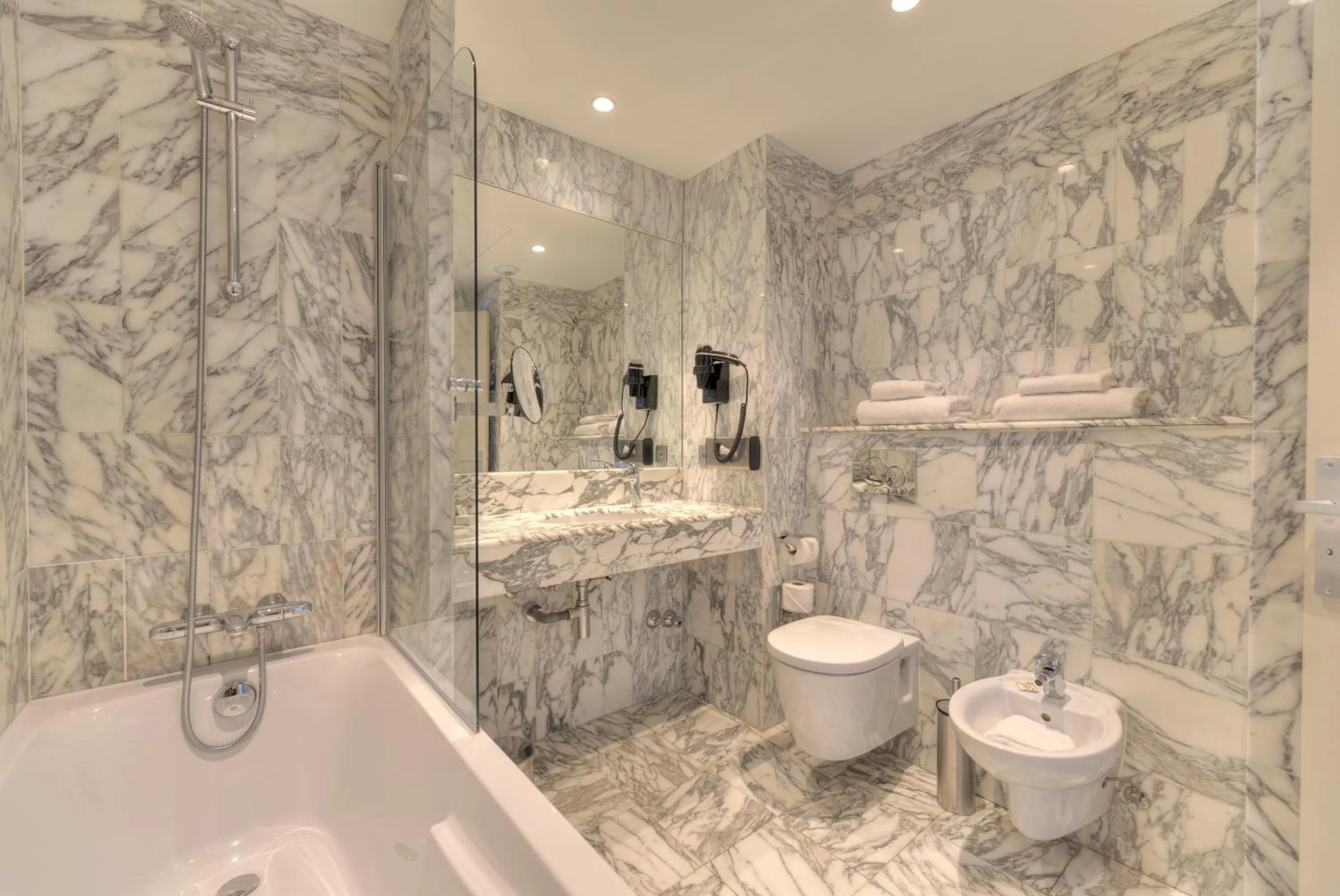 Shower in Westminster Hotel & Spa Nice