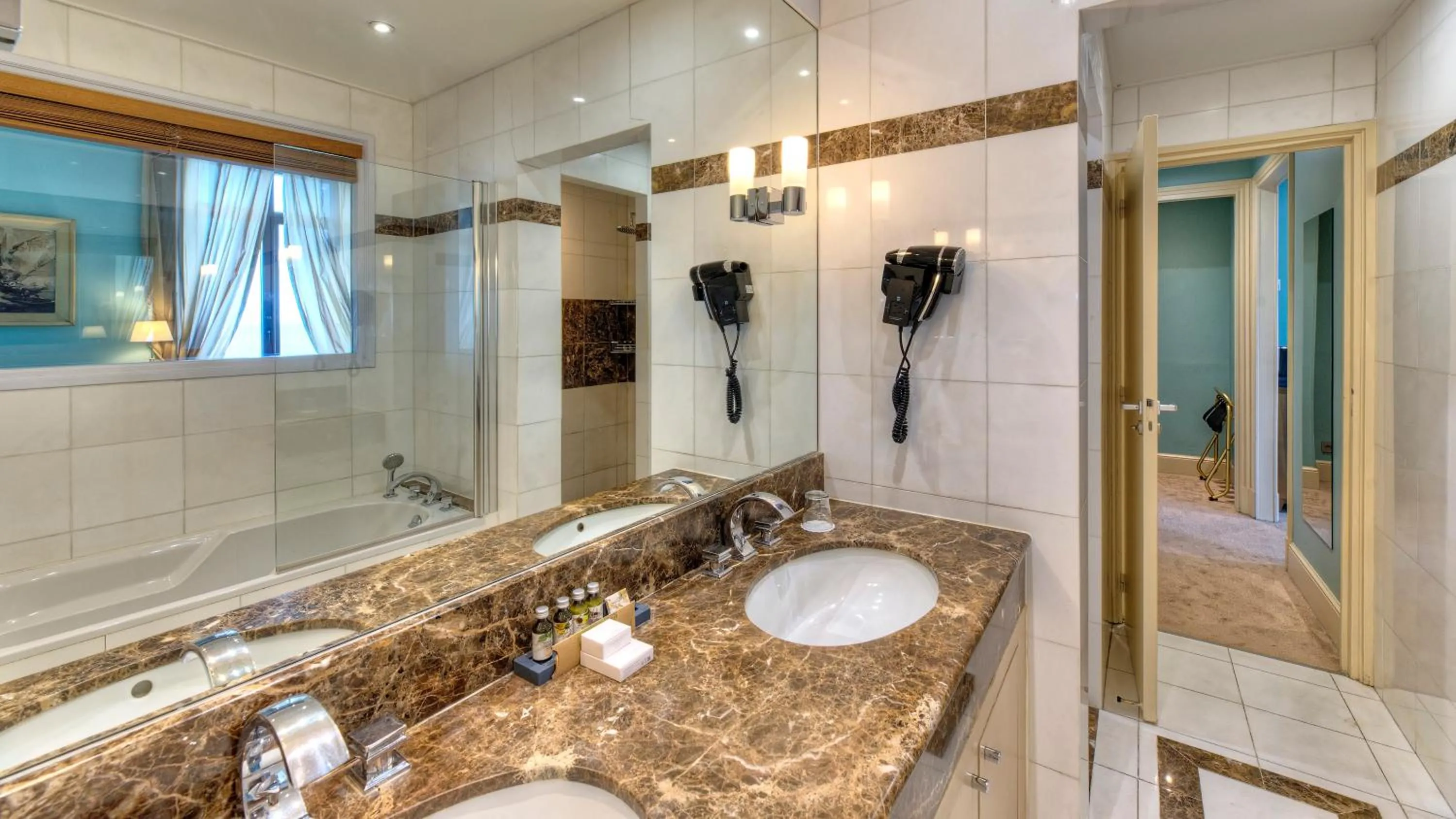 Shower in Westminster Hotel & Spa Nice