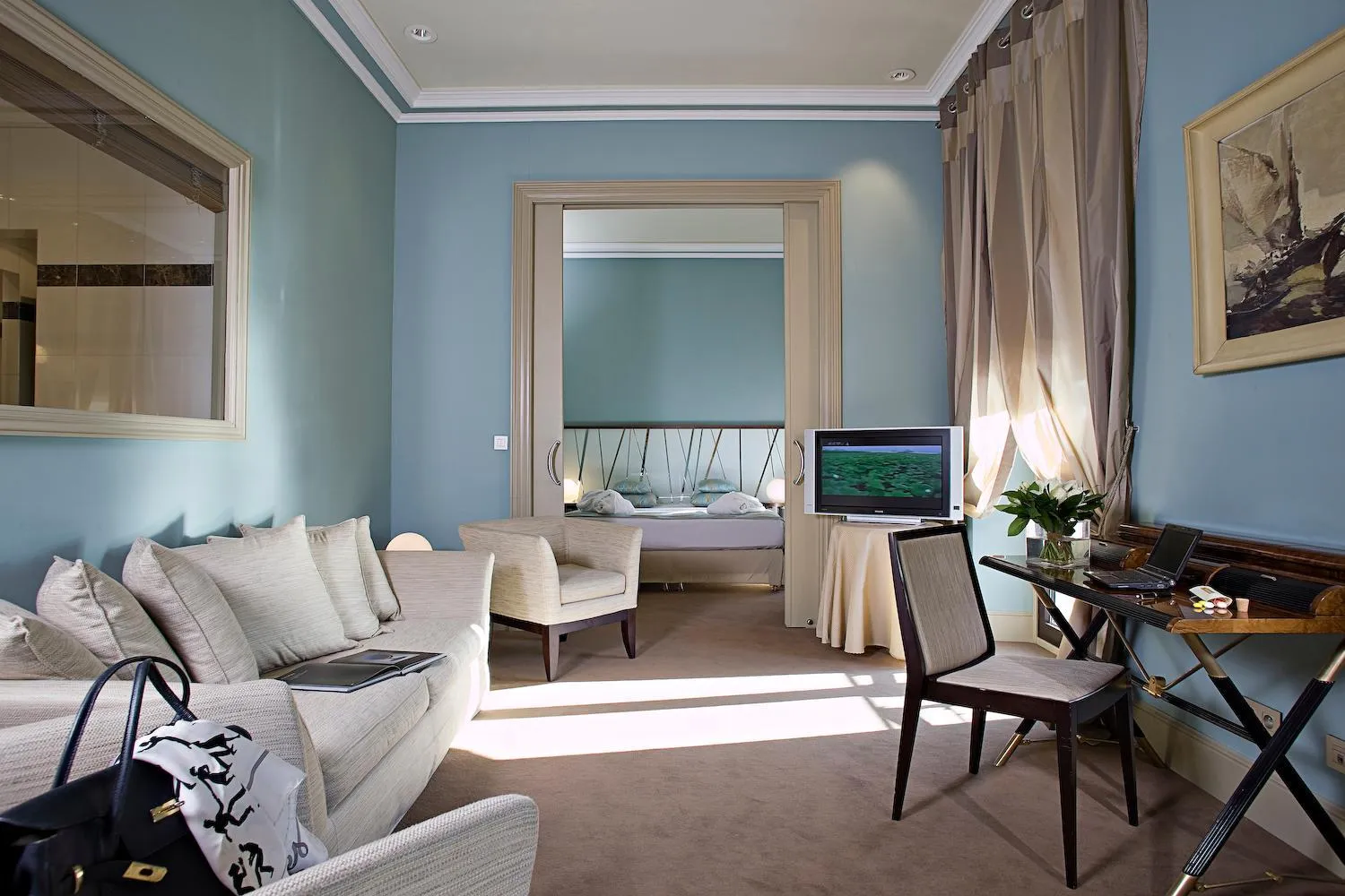 TV and multimedia in Westminster Hotel & Spa Nice