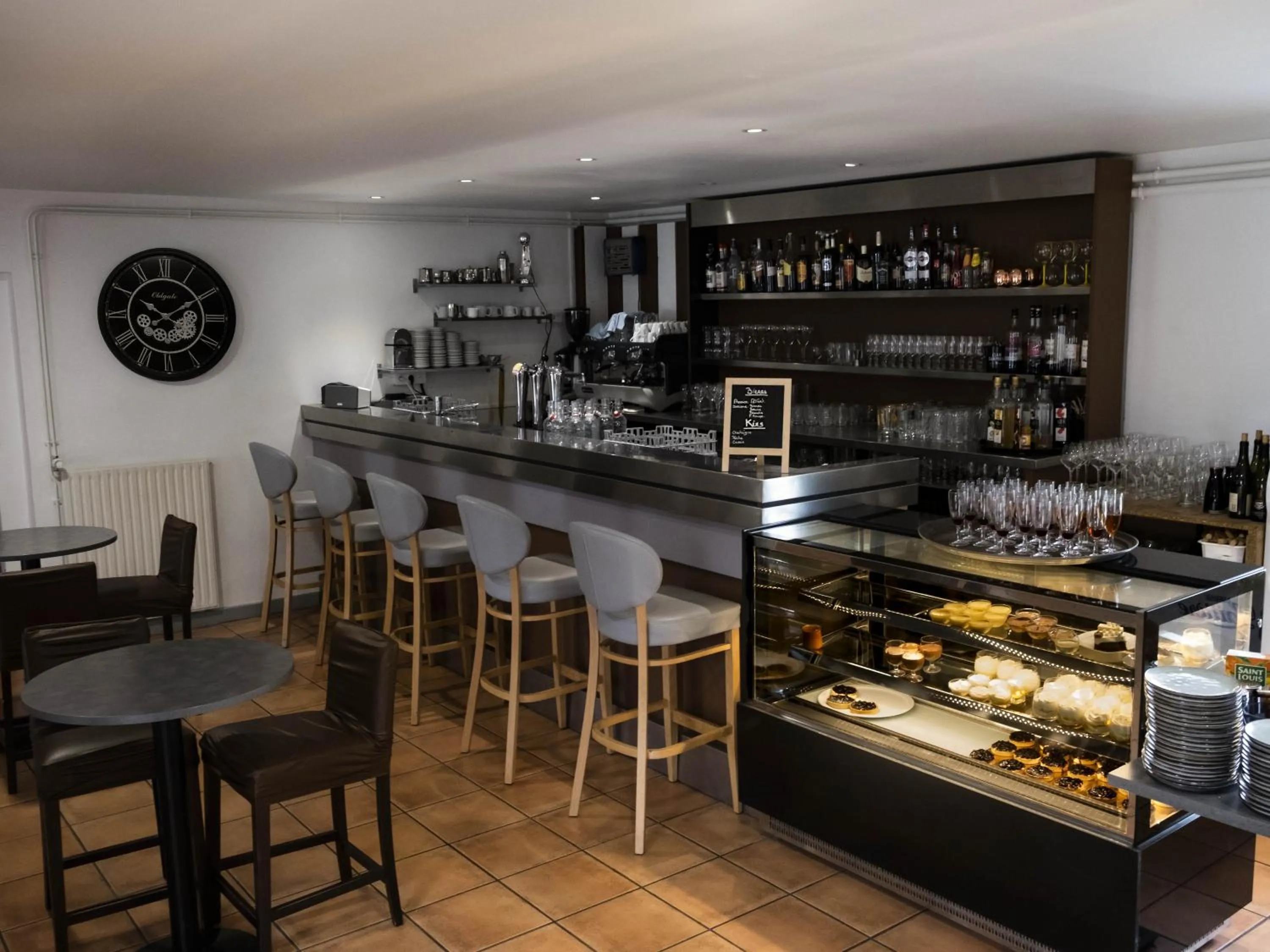 Lounge or bar in Logis Hôtel Volcan Sancy