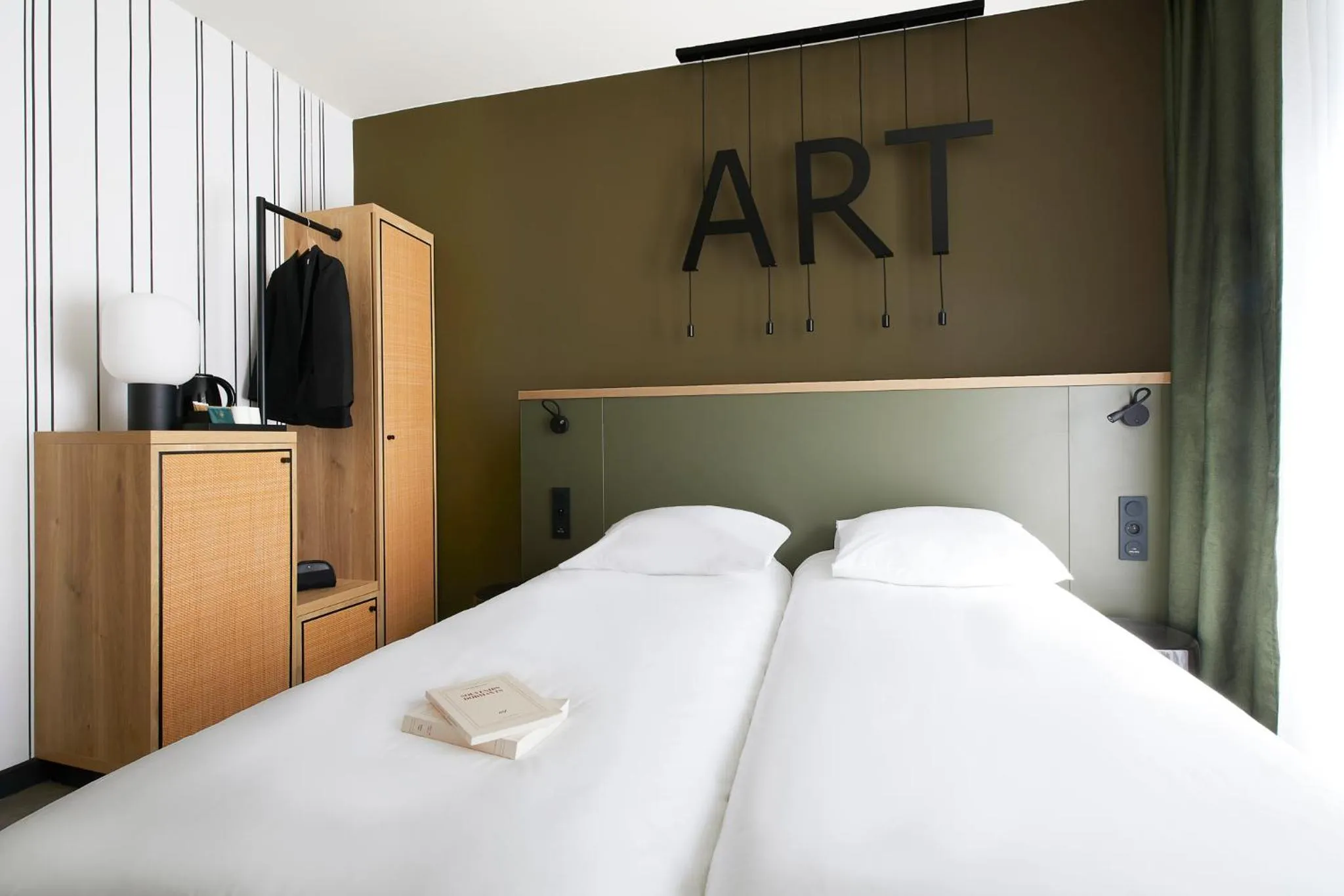 Bed in Mercure Grand Hôtel Metz Centre Cathédrale