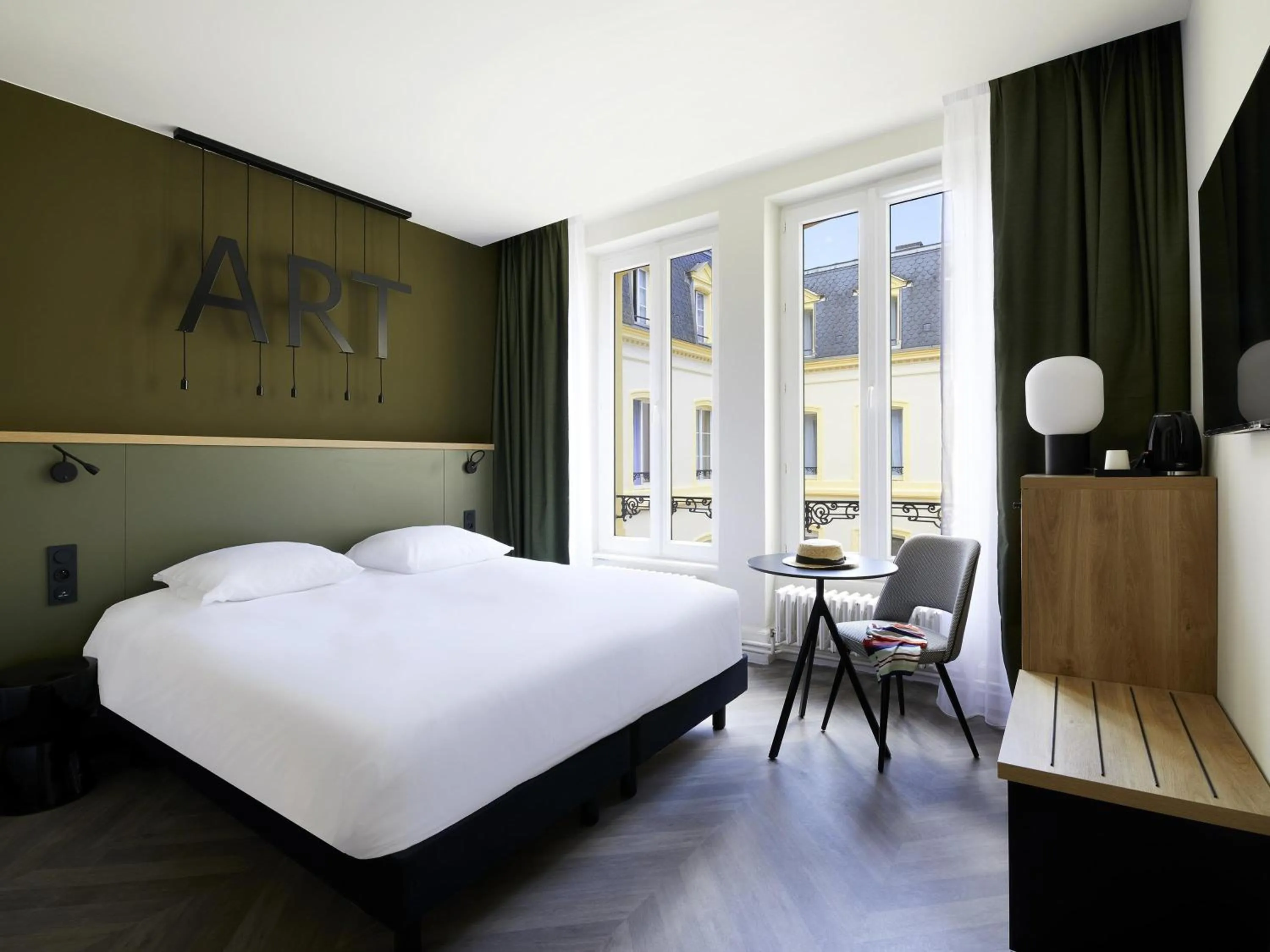 Bedroom, Bed in Mercure Grand Hôtel Metz Centre Cathédrale