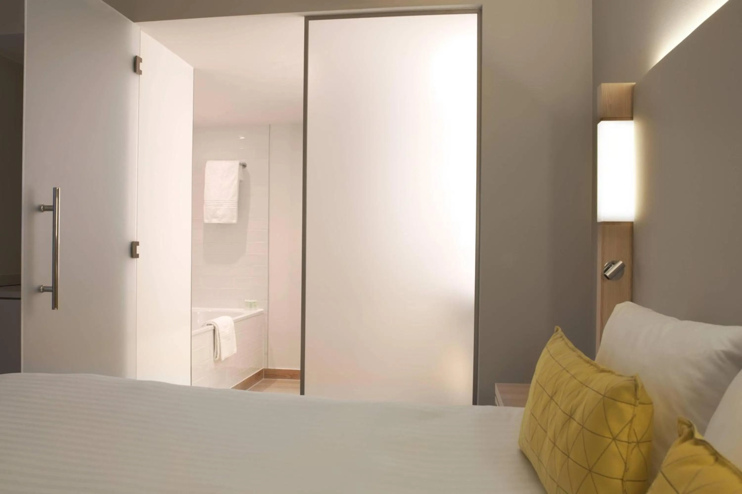 Bathroom, Bed in The Jangle Hotel - Paris - Charles de Gaulle - Airport