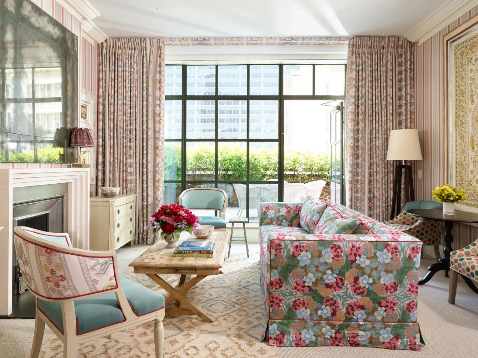 Living room, Bed in The Whitby Hotel