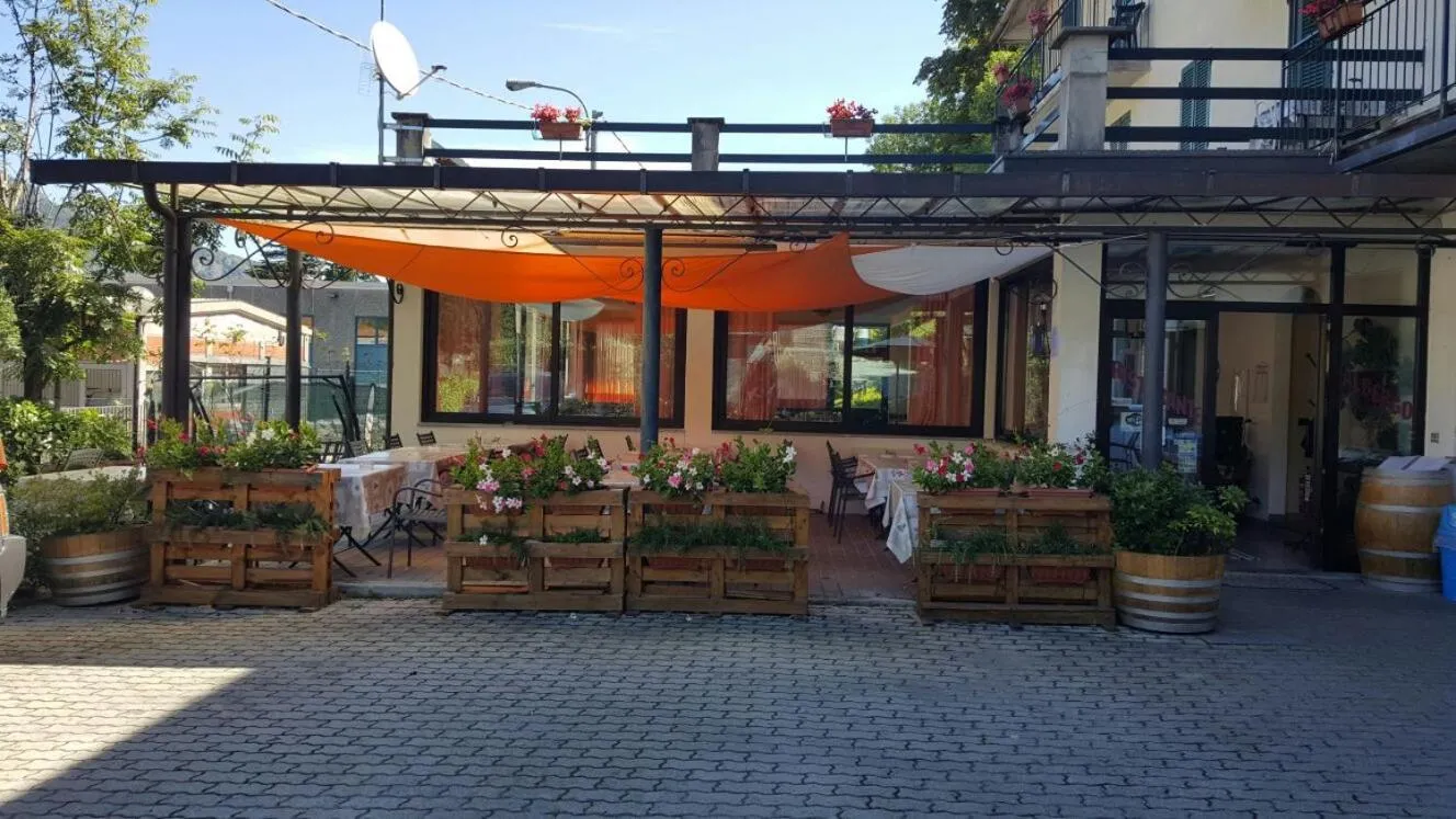 Inner courtyard view in Albergo Ristorante Lavedo