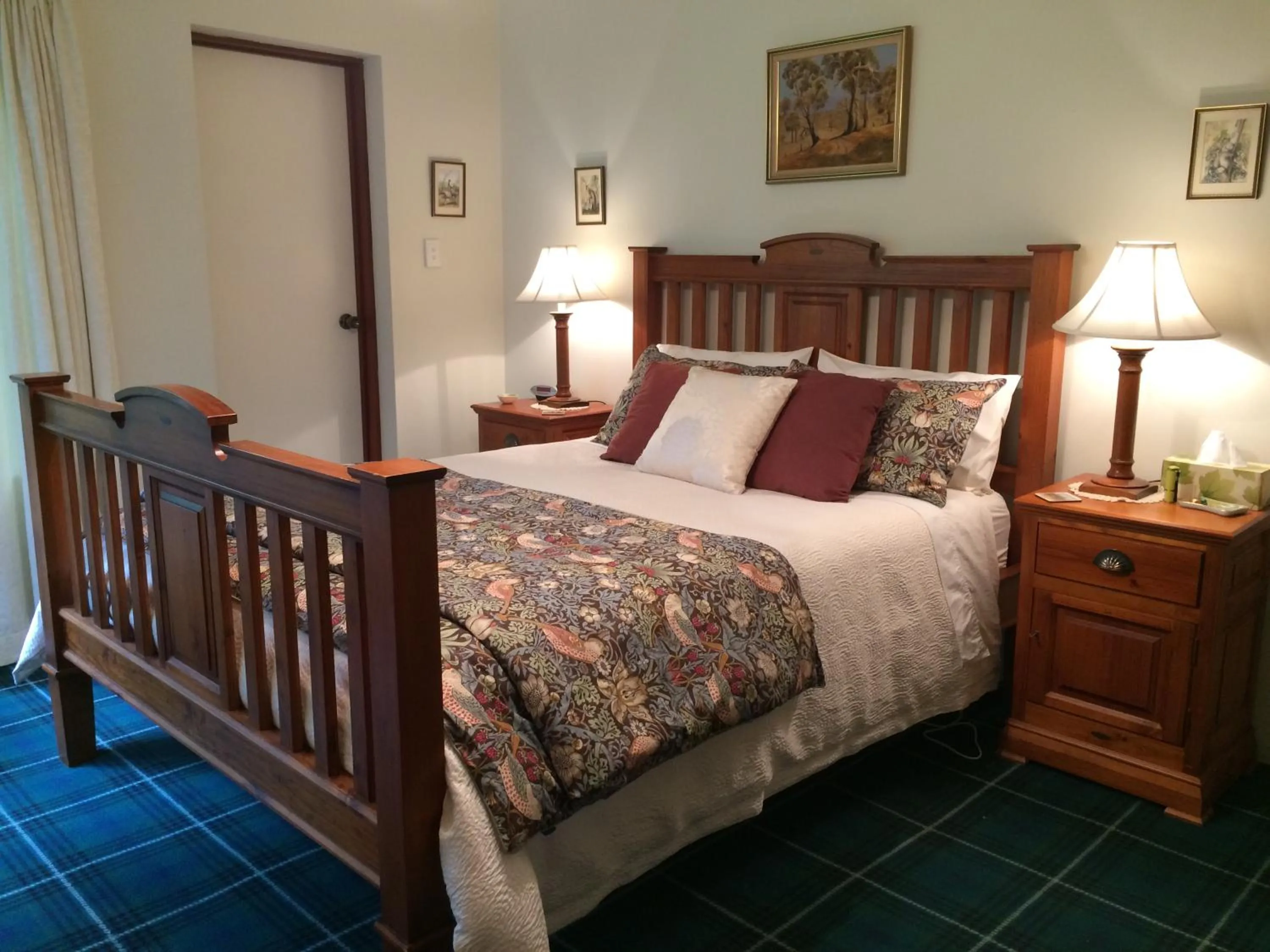Deluxe Double Room in Whispering Pines Bed and Breakfast