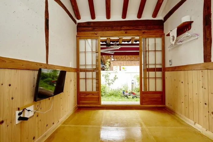 TV and multimedia in Jeonju Nostalgic Home
