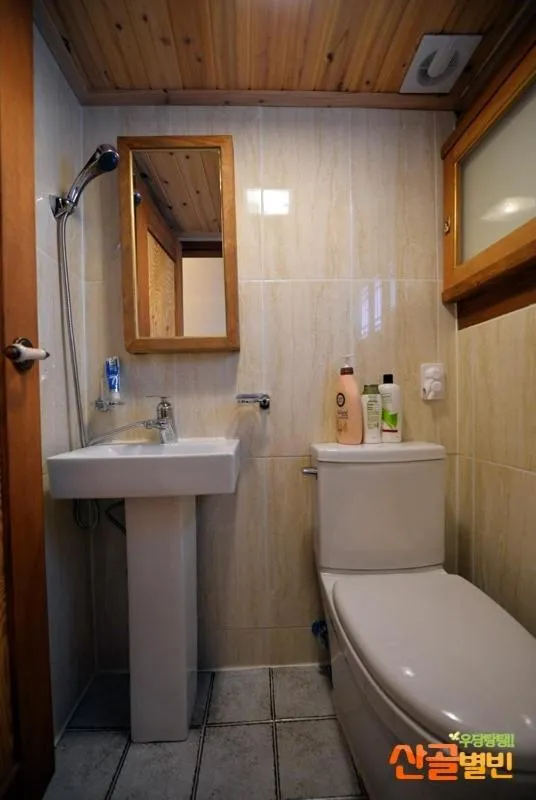 Bathroom in Jeonju Nostalgic Home