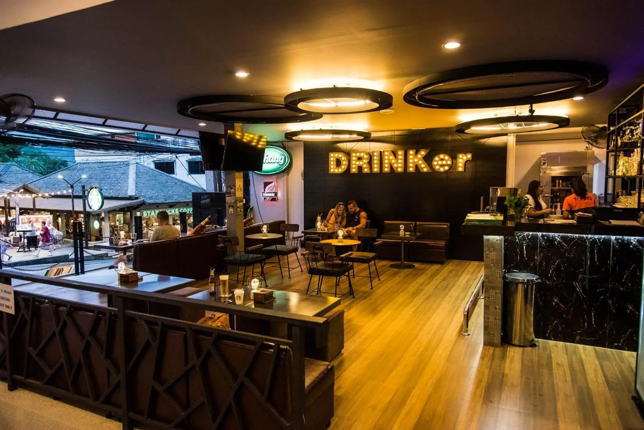 Restaurant/places to eat in OneLoft Hotel