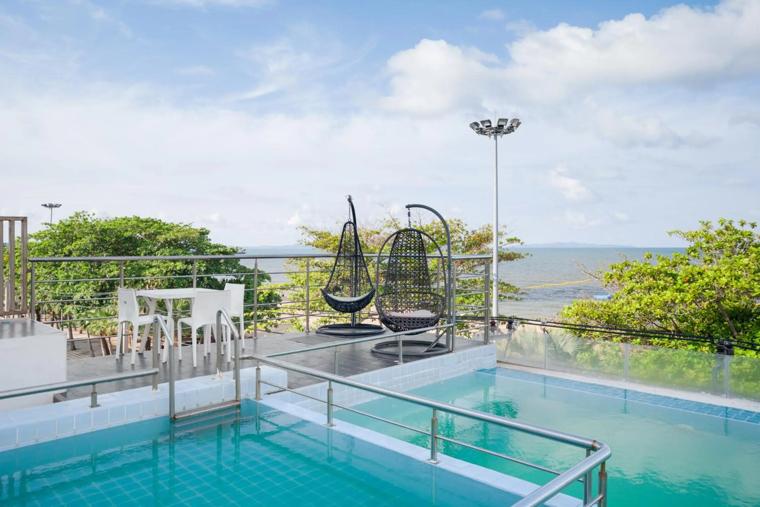 Swimming pool in Jomtien Hisotel Swimming pool in Jomtien Hisotel