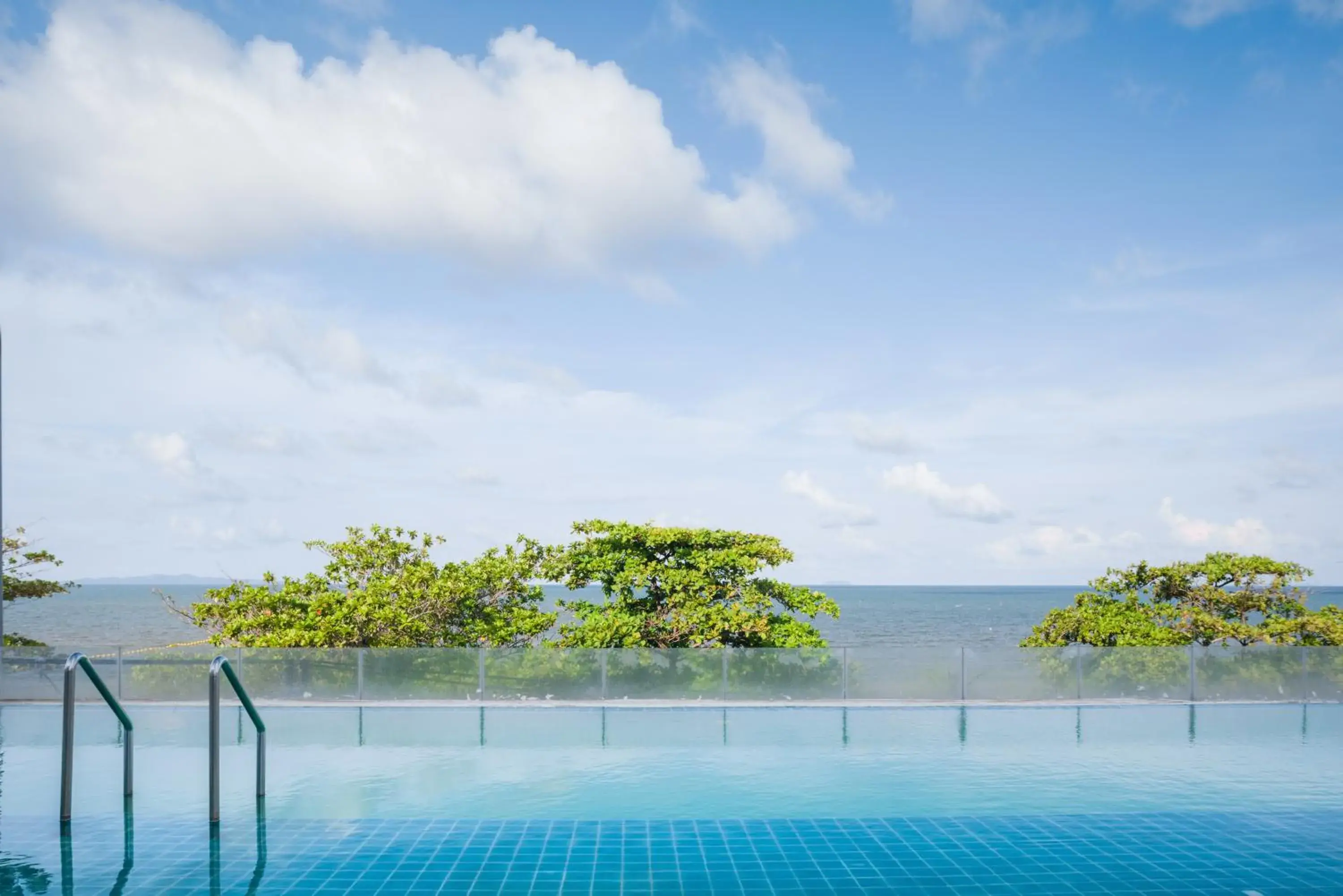 Swimming pool in Jomtien Hisotel Swimming pool in Jomtien Hisotel