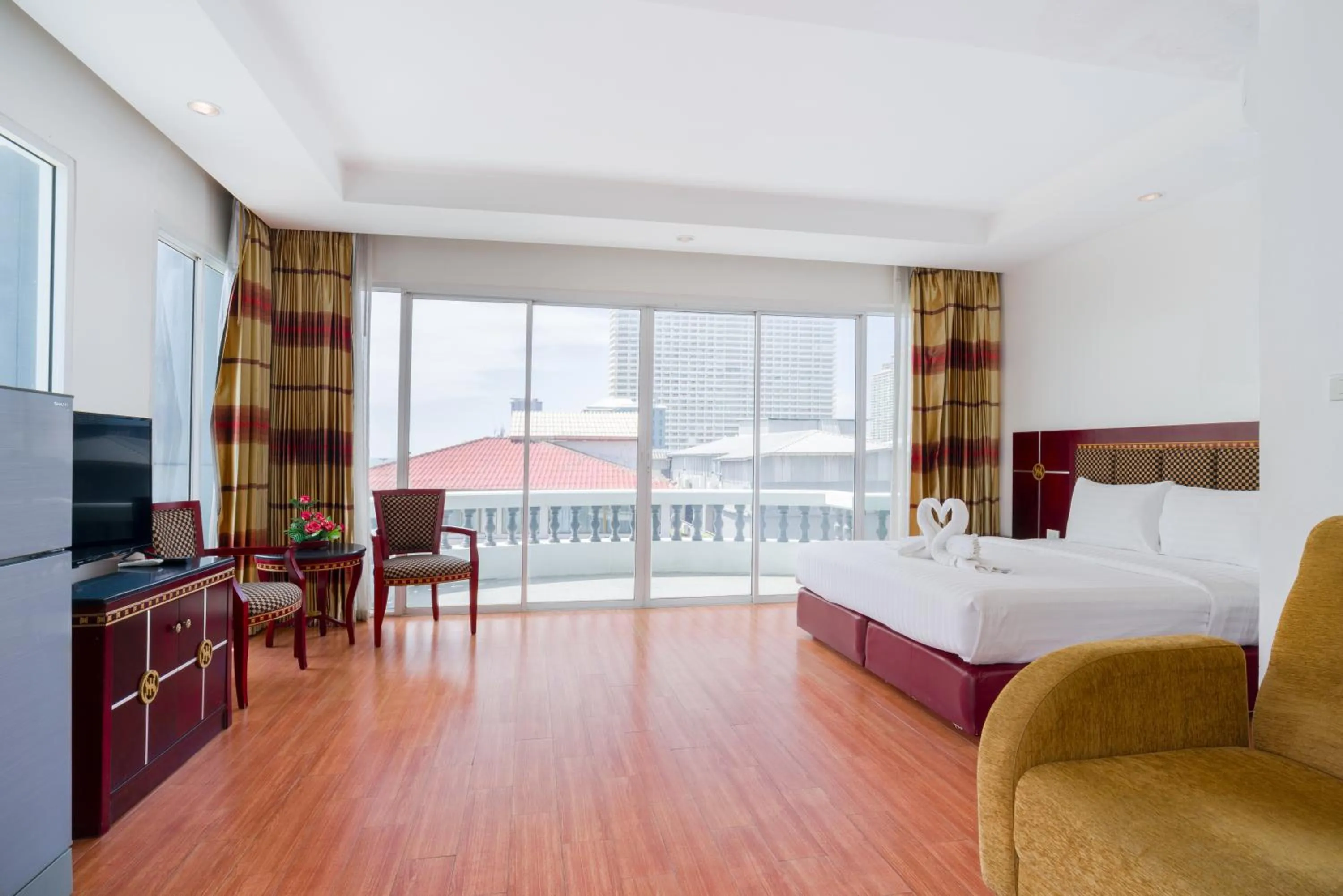 Bedroom, Bed in Jomtien Hisotel