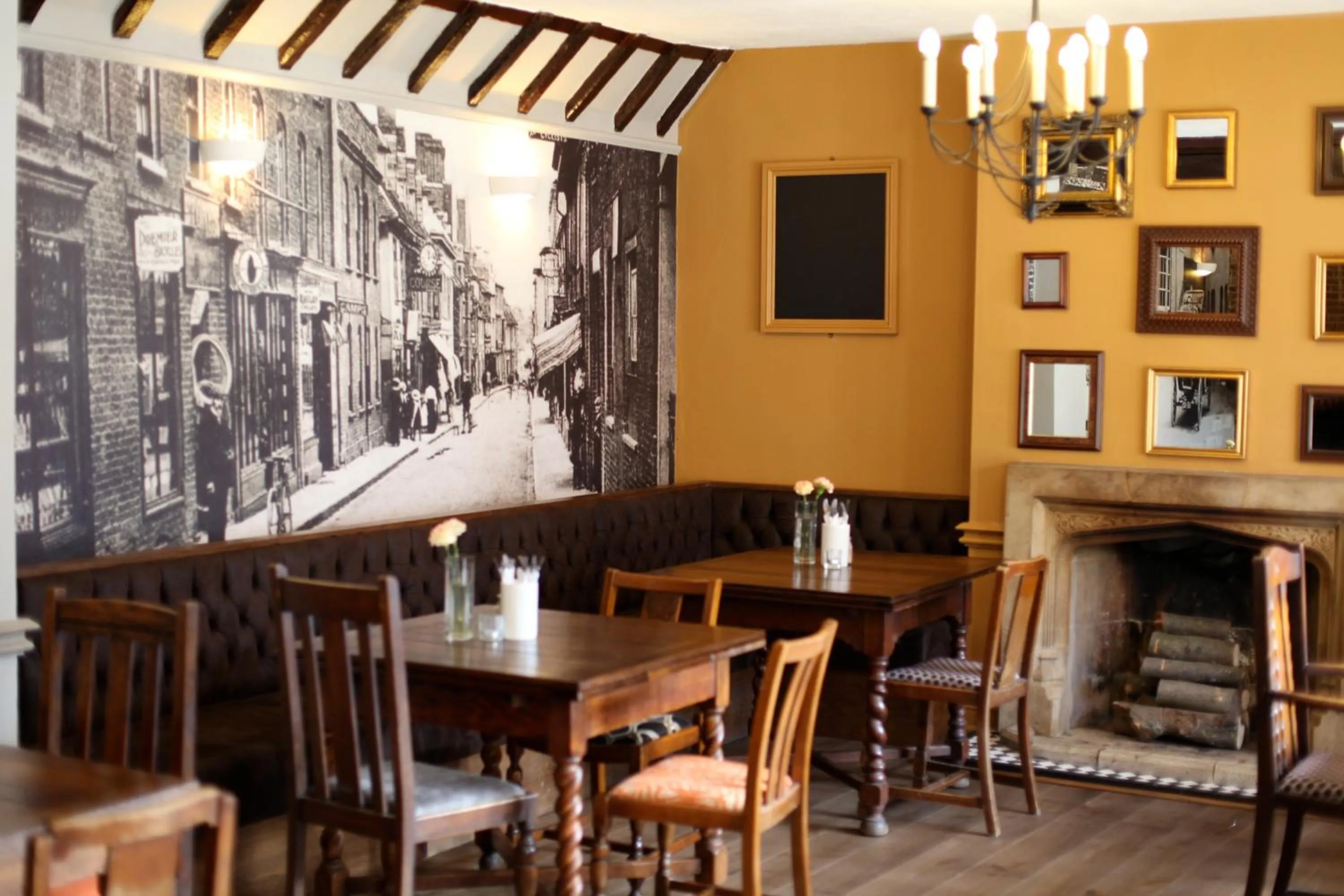 Lounge or bar in Old Bull Inn