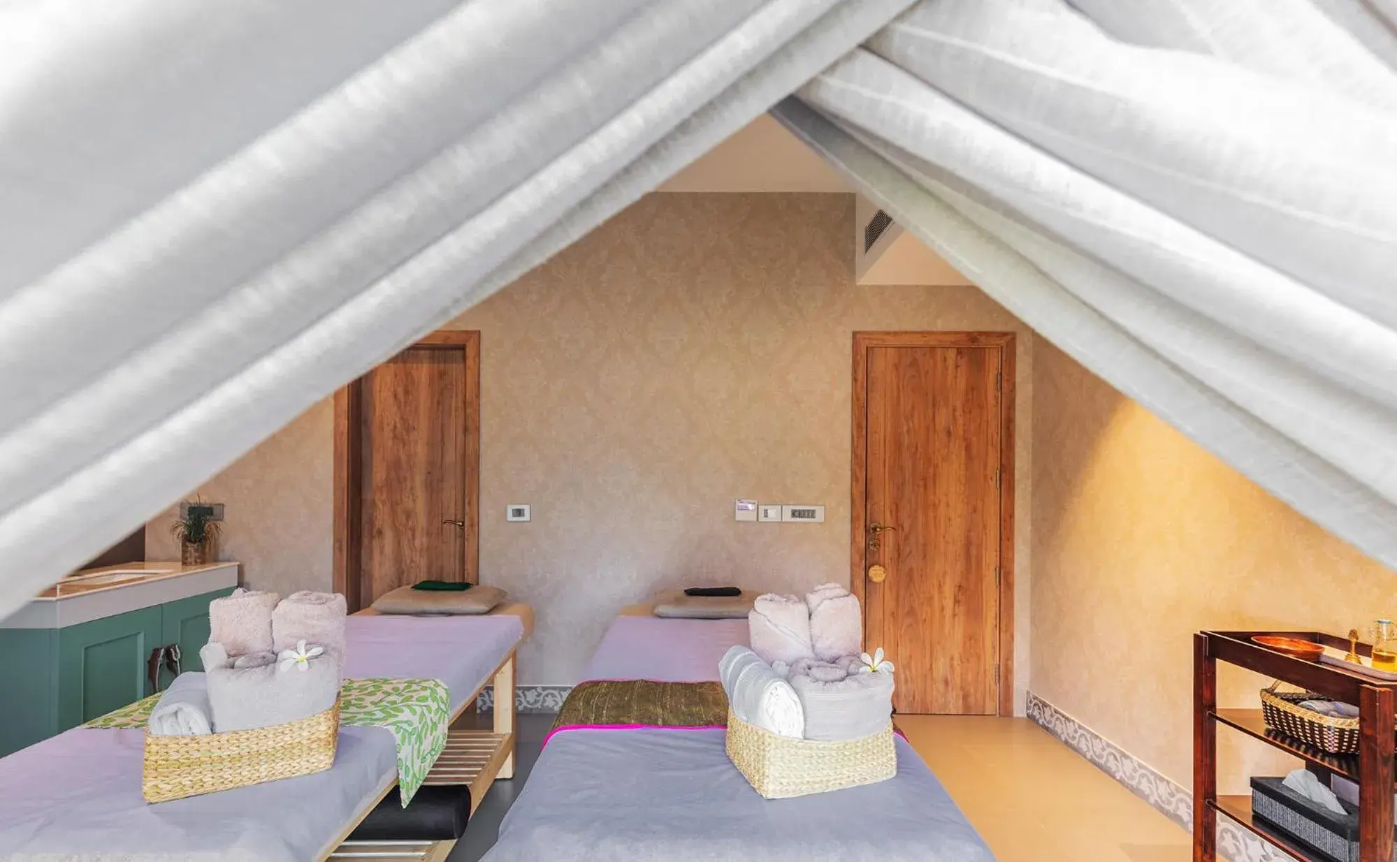 Spa and wellness centre/facilities, Bed in Karma Chalets Spa and wellness centre/facilities, Bed in Karma Chalets