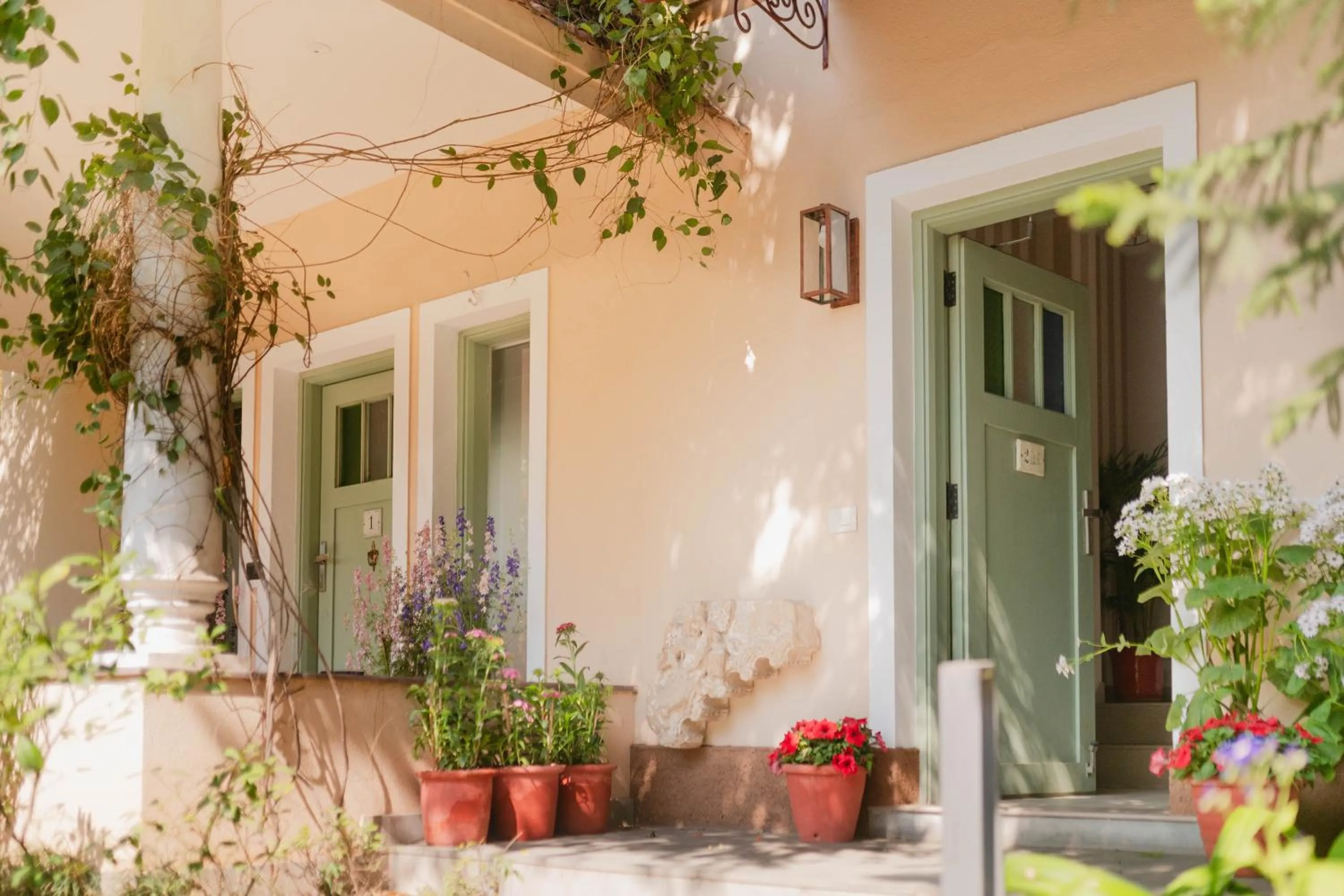 Facade/entrance in Karma Chalets