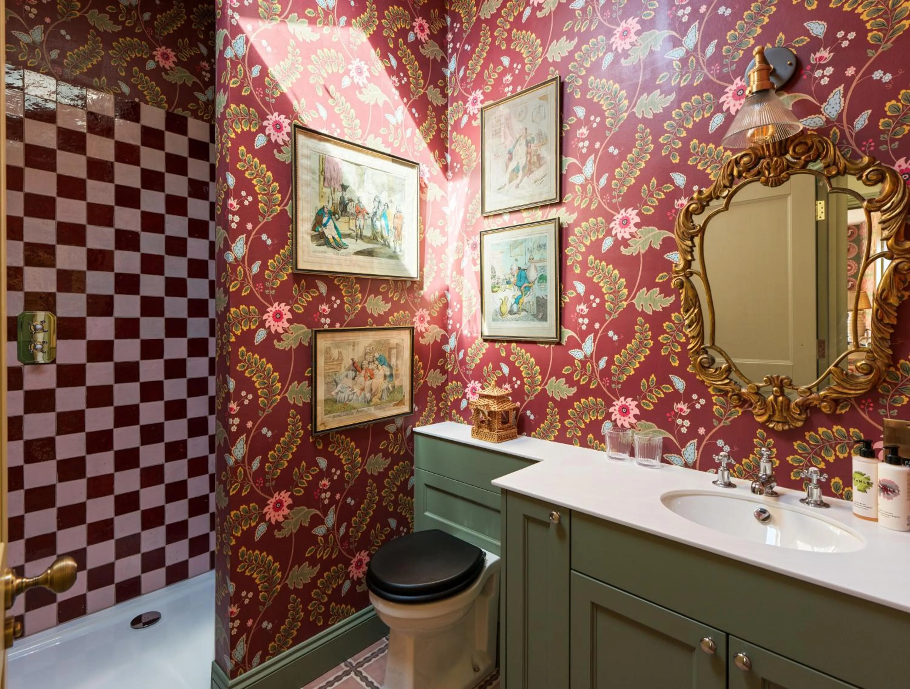 Toilet in Old Bell Hotel