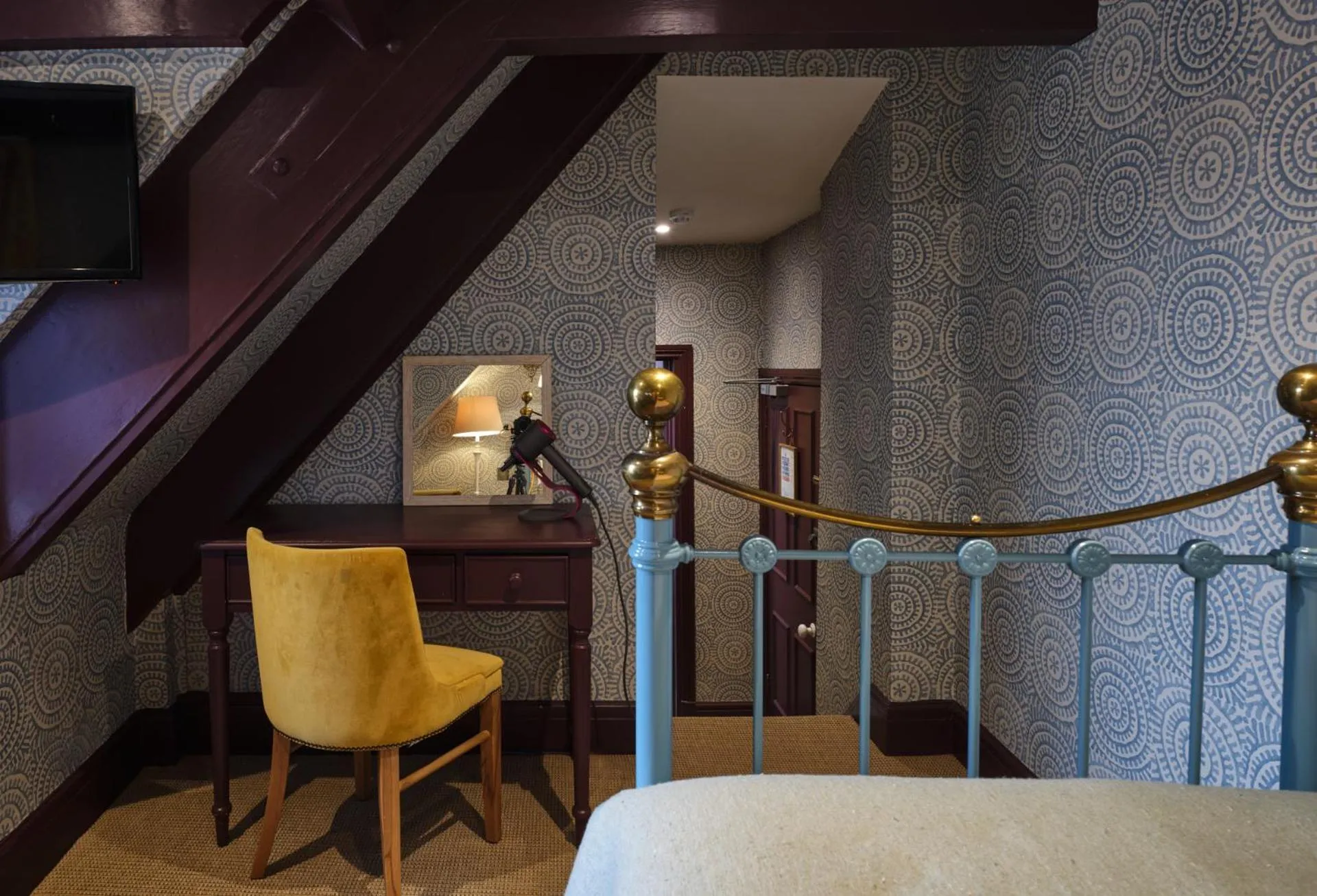 Bedroom, Bed in Old Bell Hotel