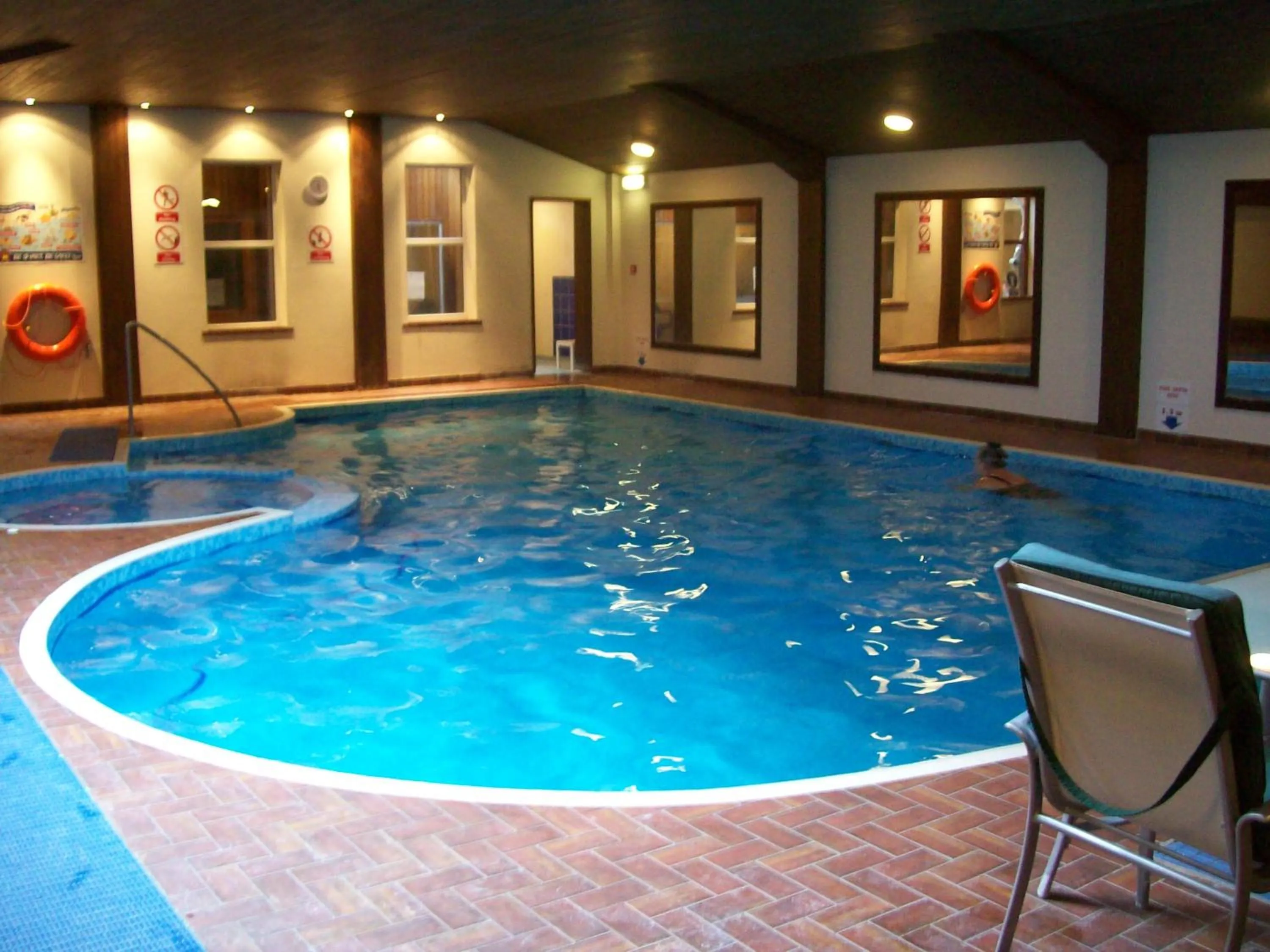 Swimming pool in Elstead Hotel