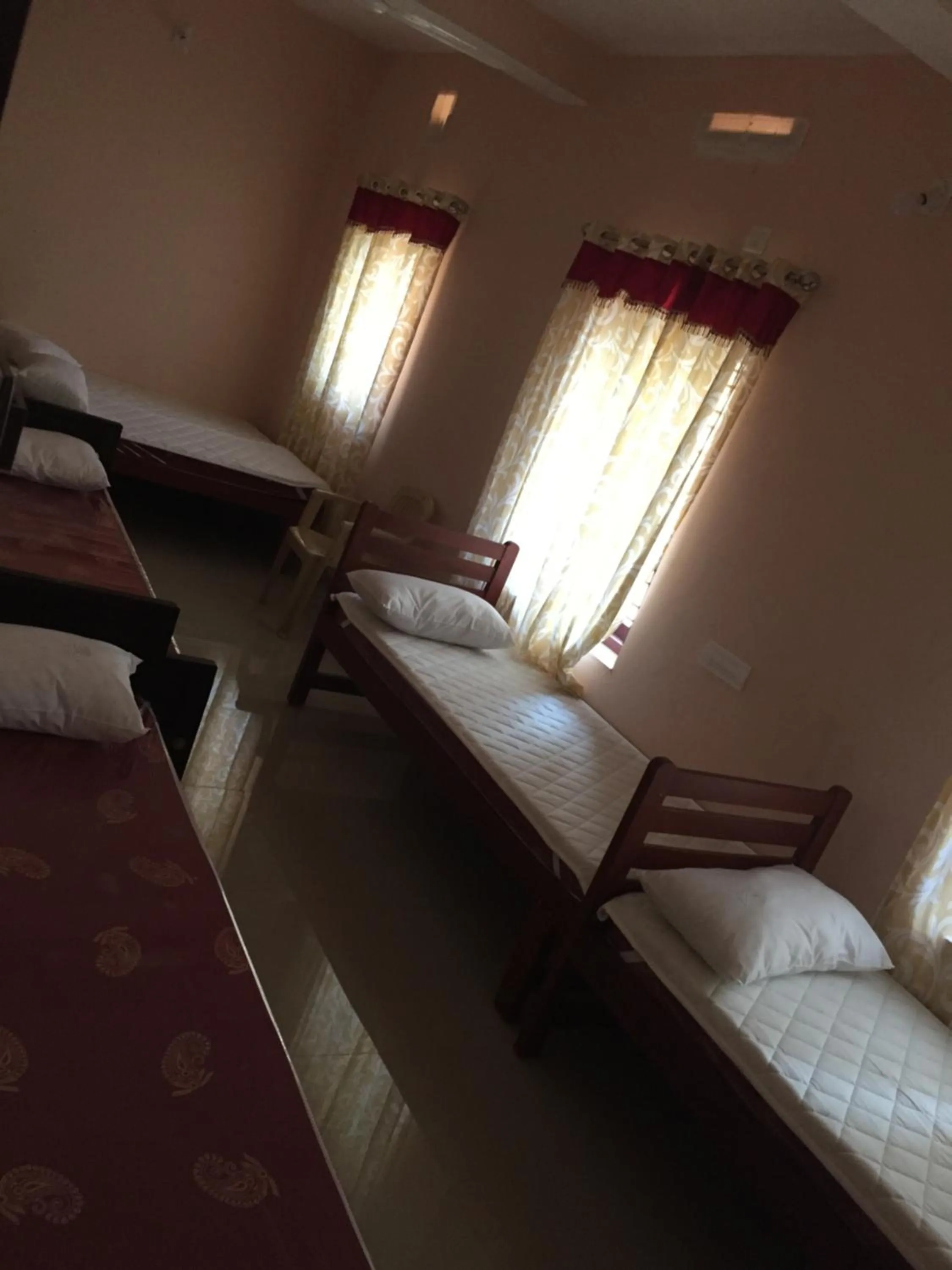 6-Bed Mixed Dormitory Room in Mega Tourist Home