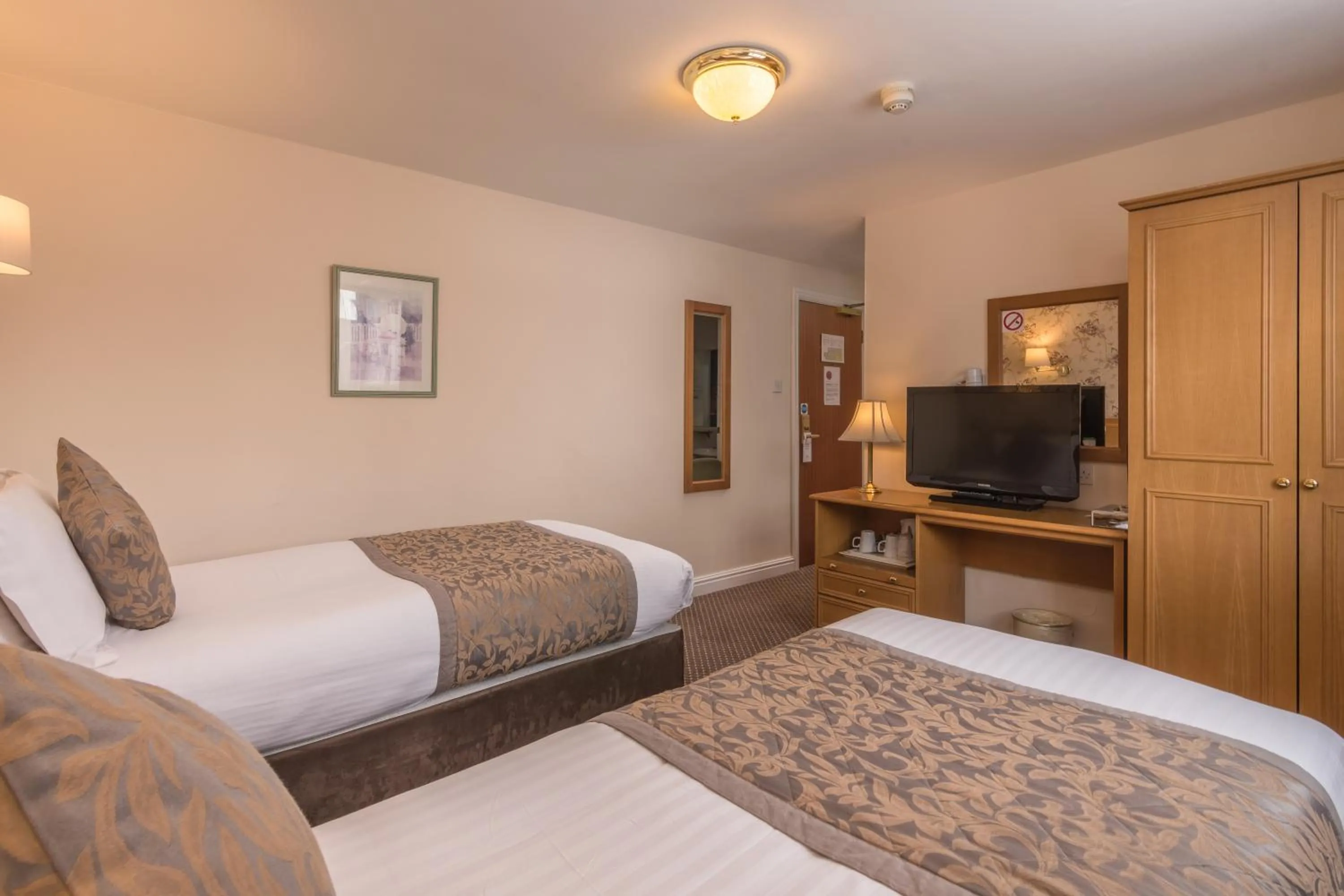 Photo of the whole room, Bed in Sure Hotel by Best Western Birmingham South