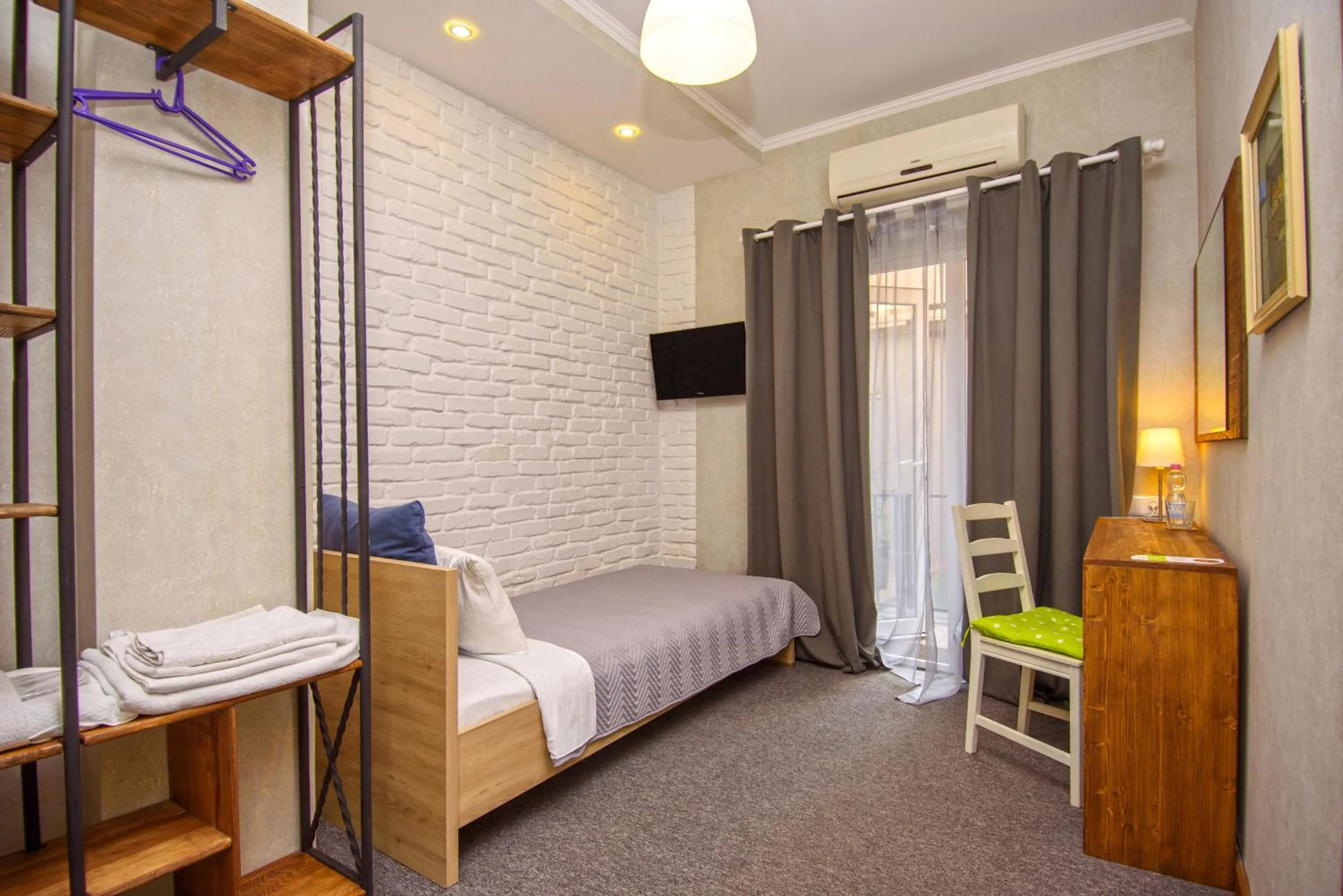 Communal lounge/ TV room, Bed in Hotel Libretto