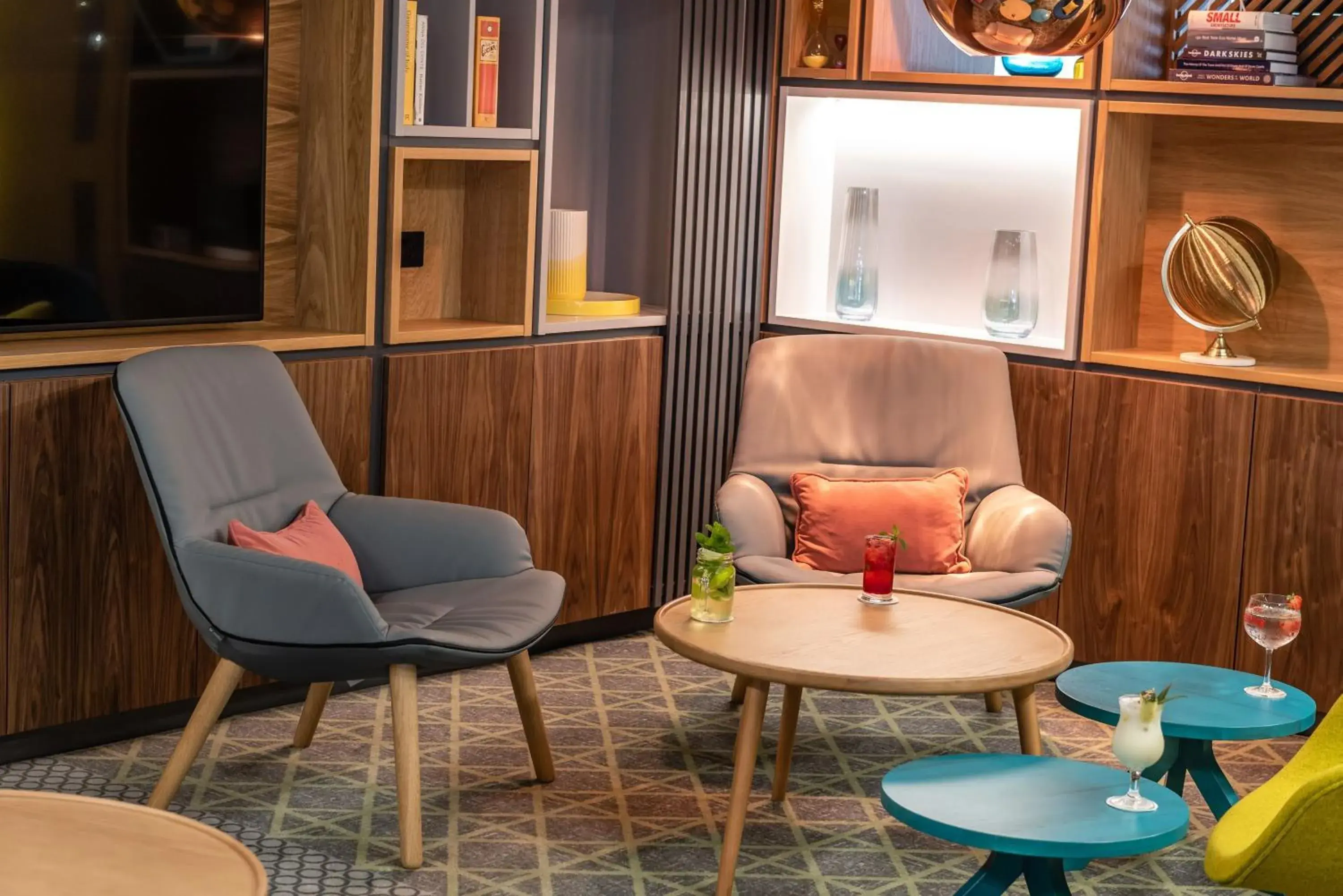 Lounge or bar in Holiday Inn Dover by IHG Lounge or bar in Holiday Inn Dover by IHG