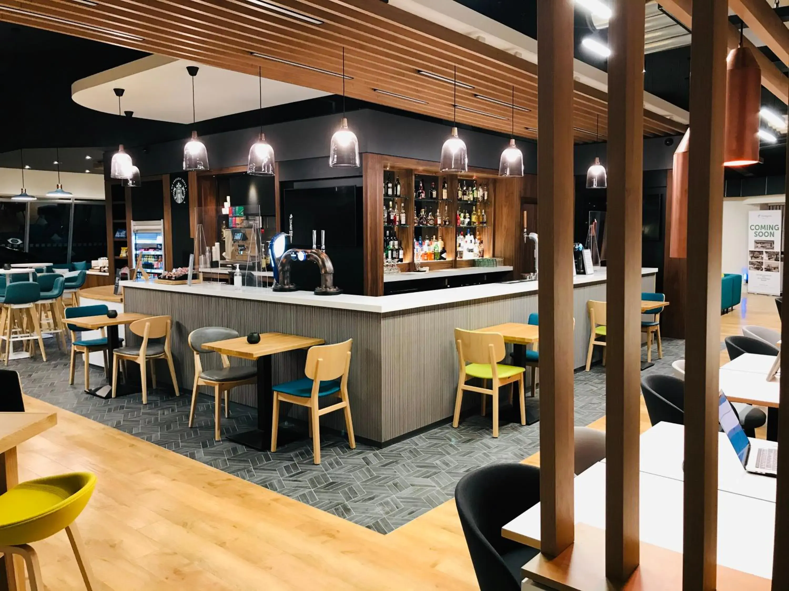 Lounge or bar in Holiday Inn Dover by IHG Lounge or bar in Holiday Inn Dover by IHG