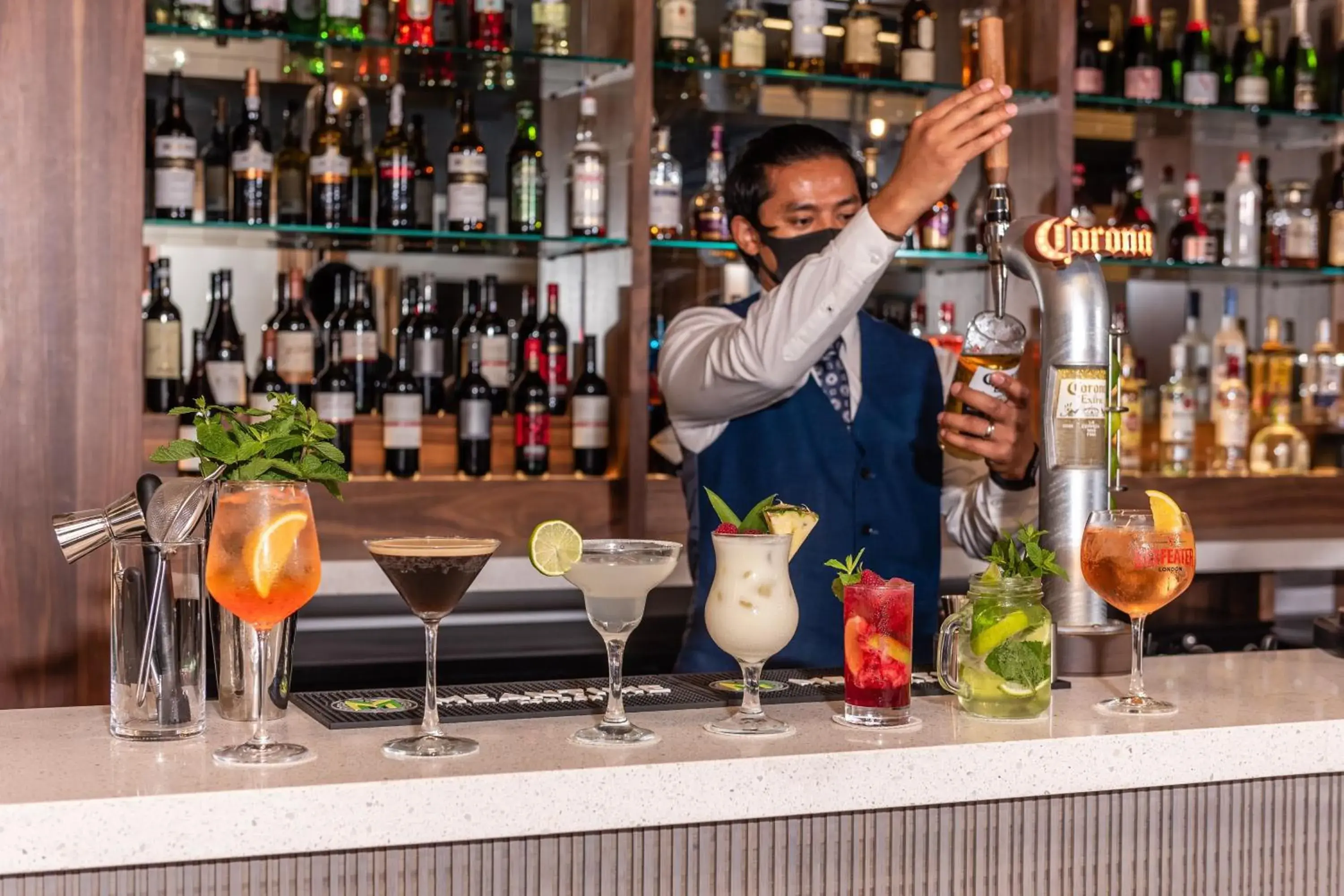 Lounge or bar in Holiday Inn Dover by IHG Lounge or bar in Holiday Inn Dover by IHG