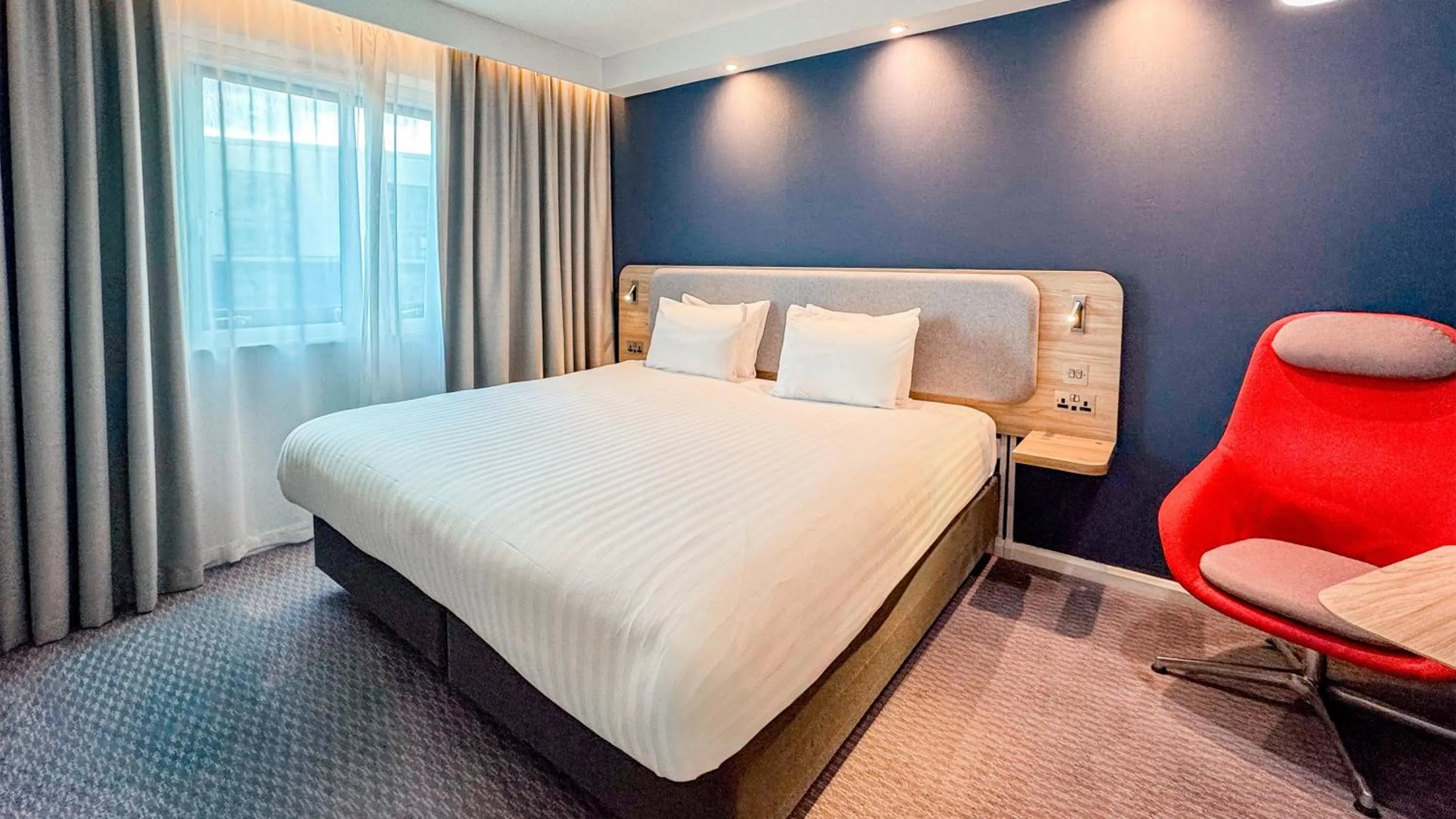 Photo of the whole room, Bed in Holiday Inn Express London Stratford by IHG