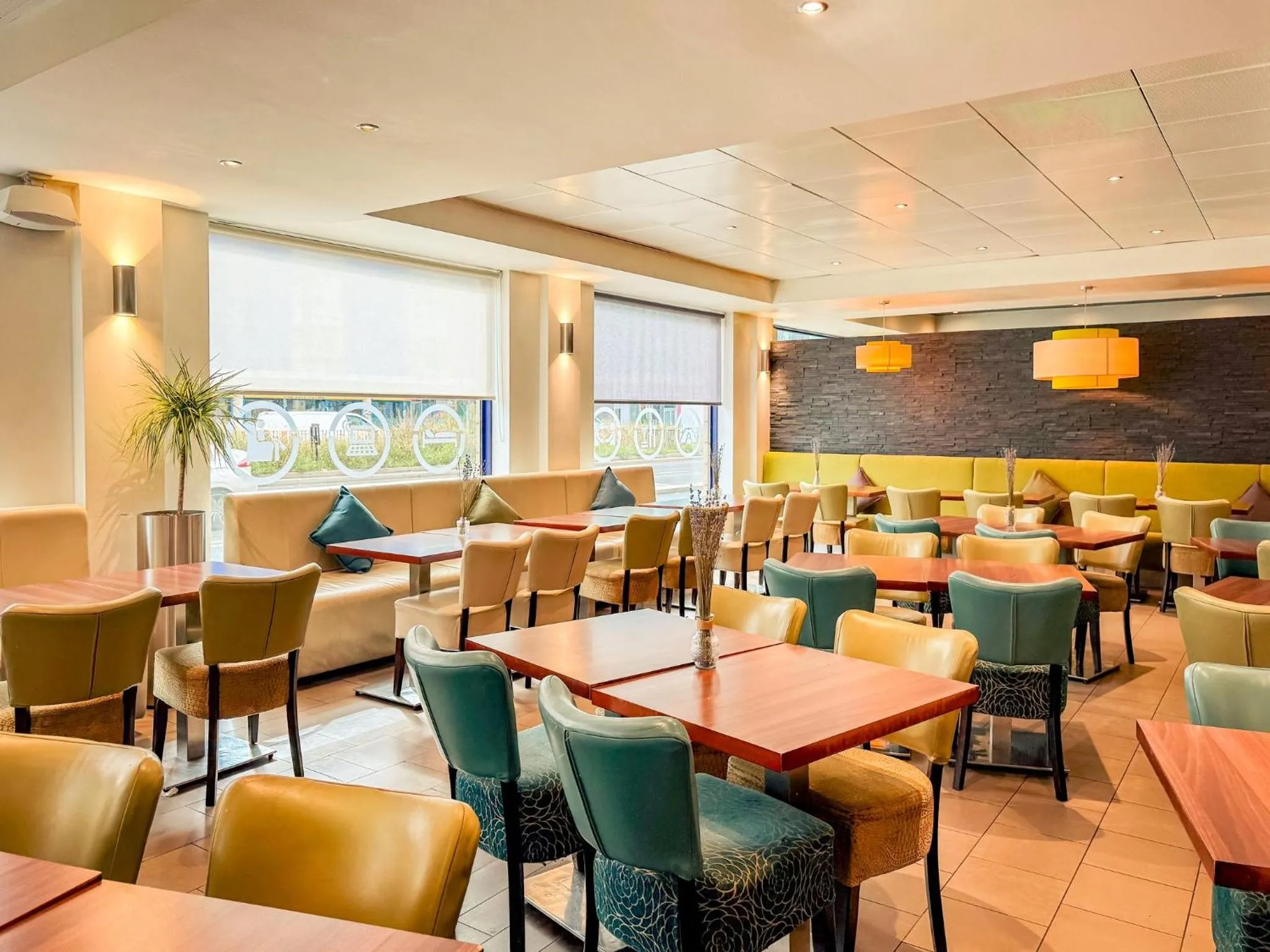 Restaurant/places to eat in Holiday Inn Express London Stratford by IHG