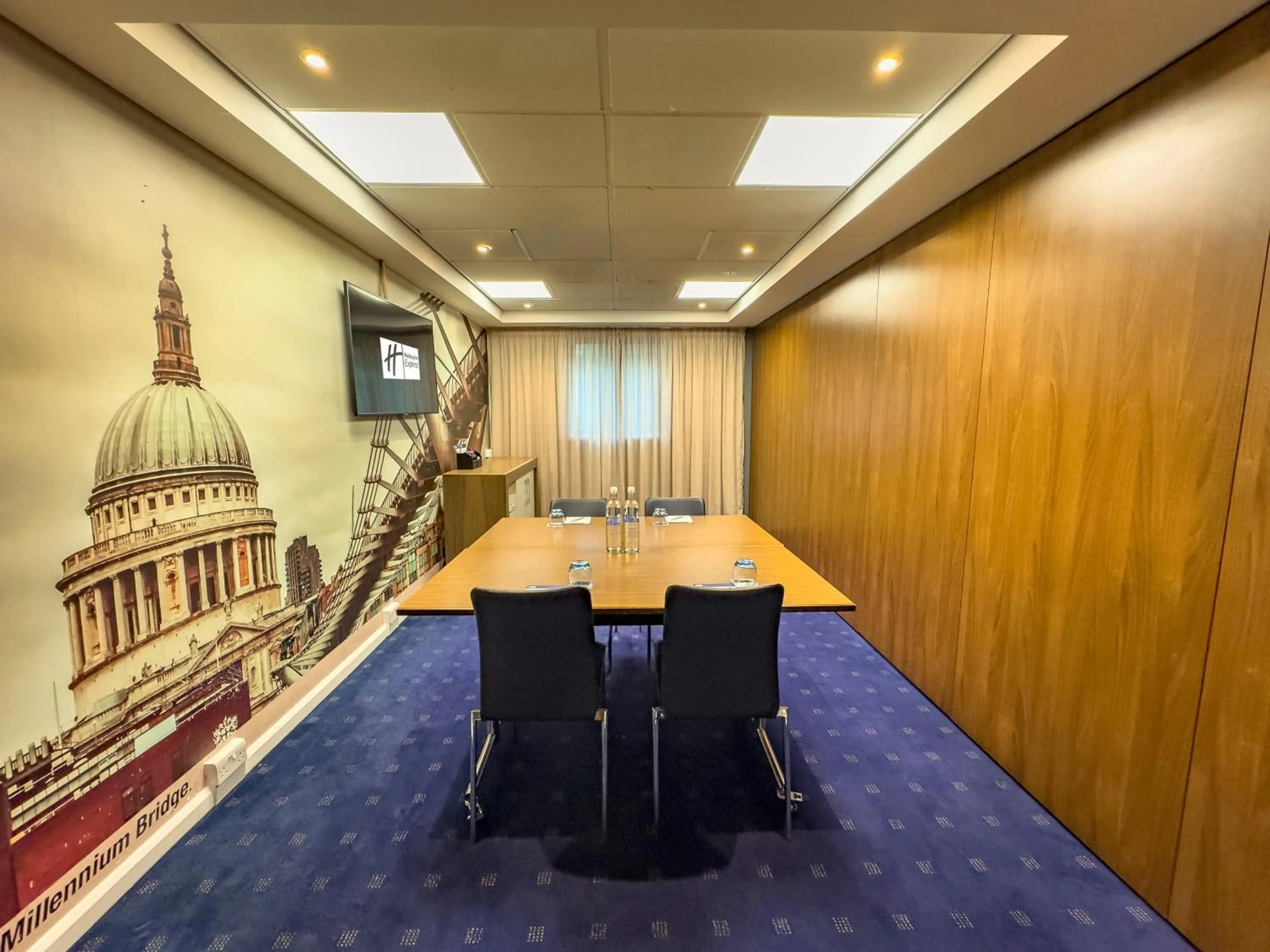 Meeting/conference room in Holiday Inn Express London Stratford by IHG