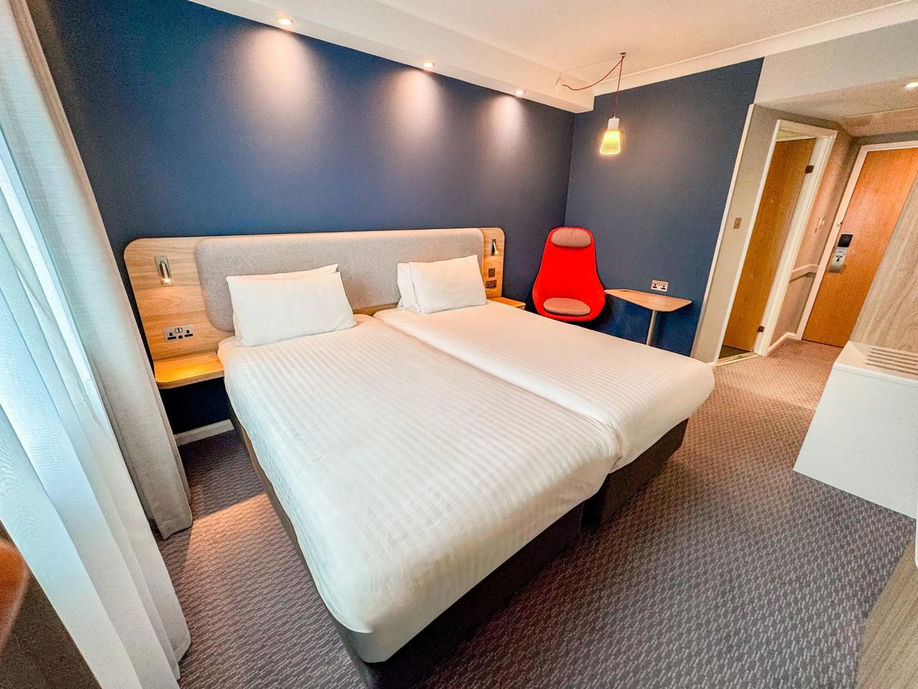 Photo of the whole room, Bed in Holiday Inn Express London Stratford by IHG