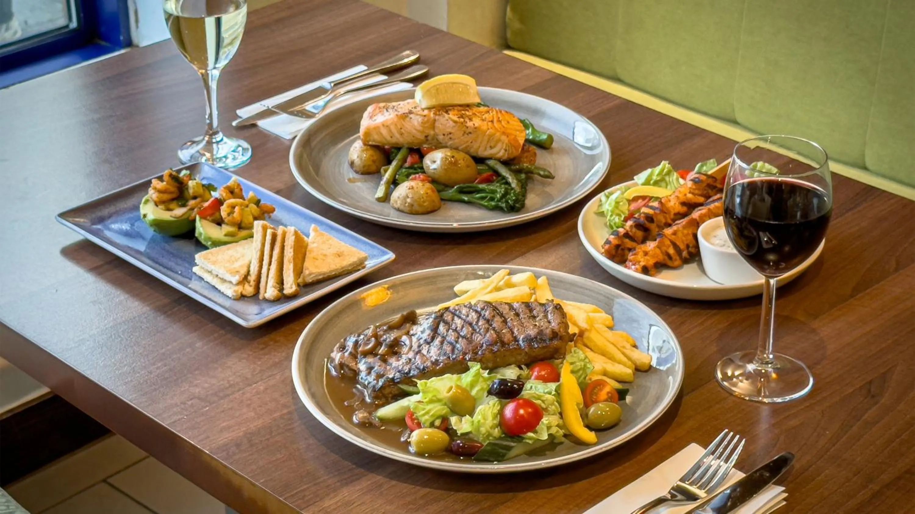 Restaurant/places to eat in Holiday Inn Express London Stratford by IHG