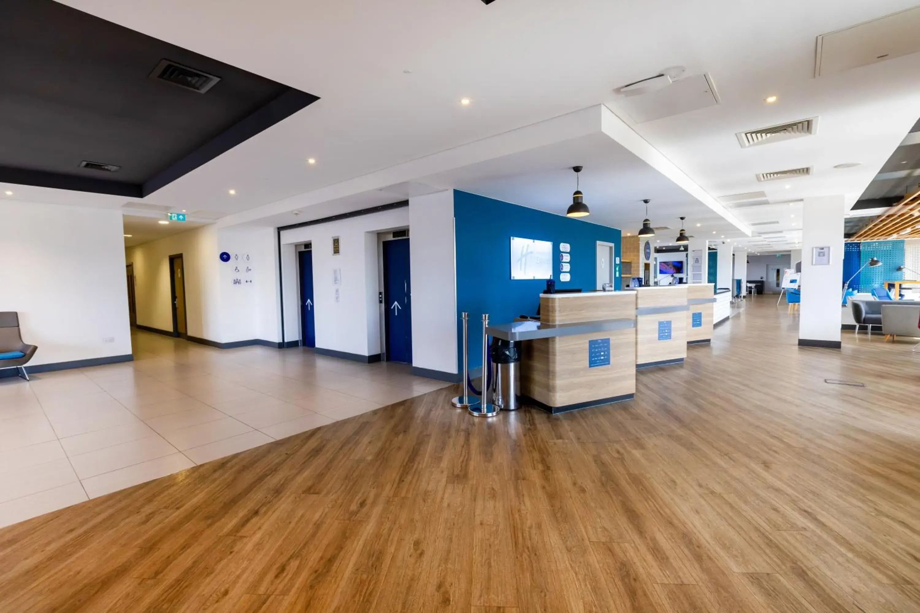 Lounge or bar in Holiday Inn Express - Manchester - TRAFFORDCITY by IHG Lounge or bar in Holiday Inn Express - Manchester - TRAFFORDCITY by IHG