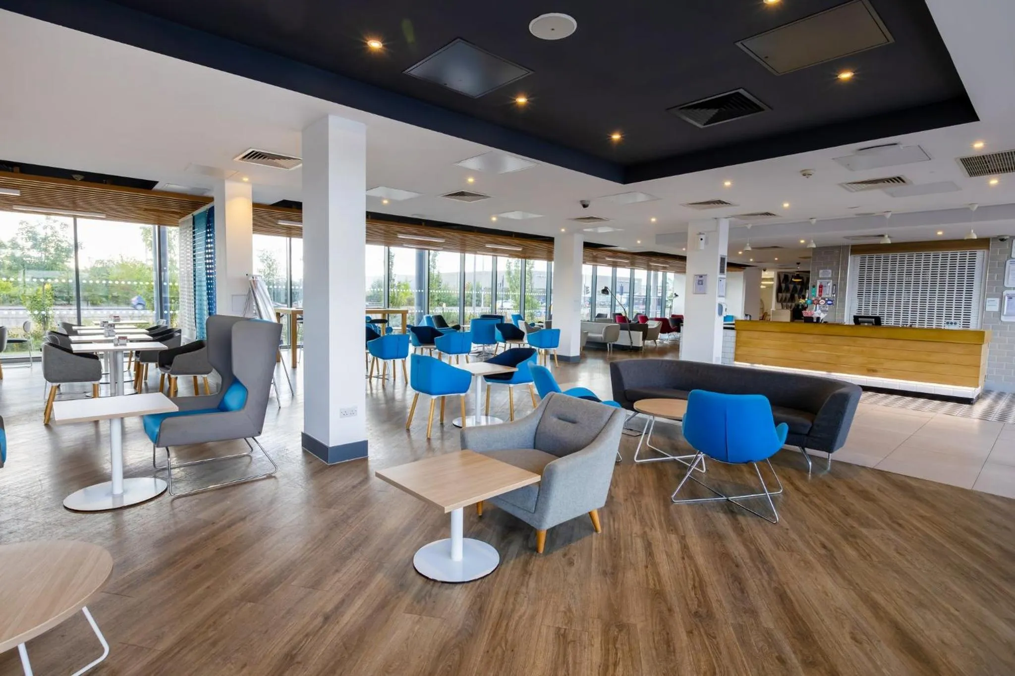Lounge or bar in Holiday Inn Express - Manchester - TRAFFORDCITY by IHG