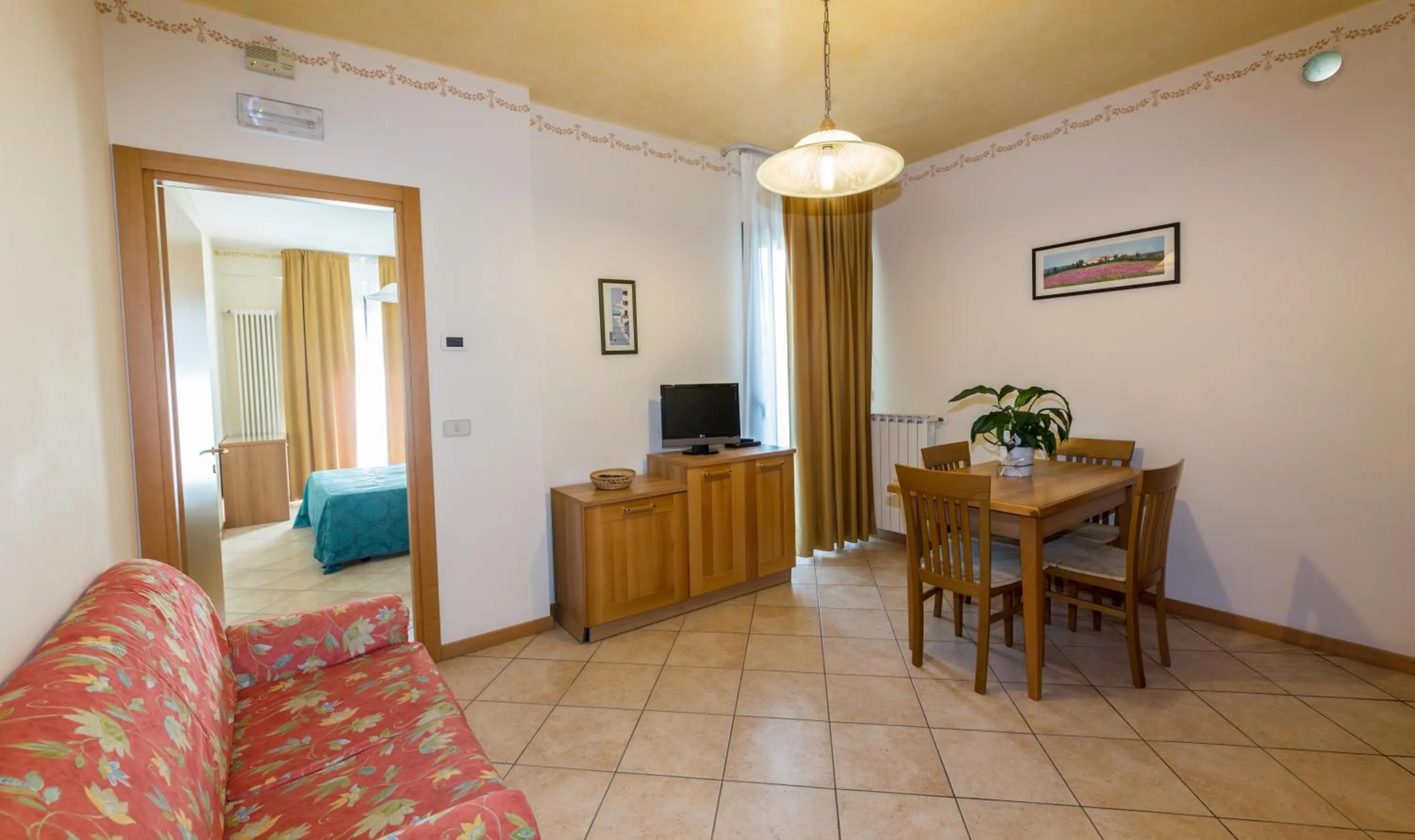 Communal lounge/ TV room in Residence California