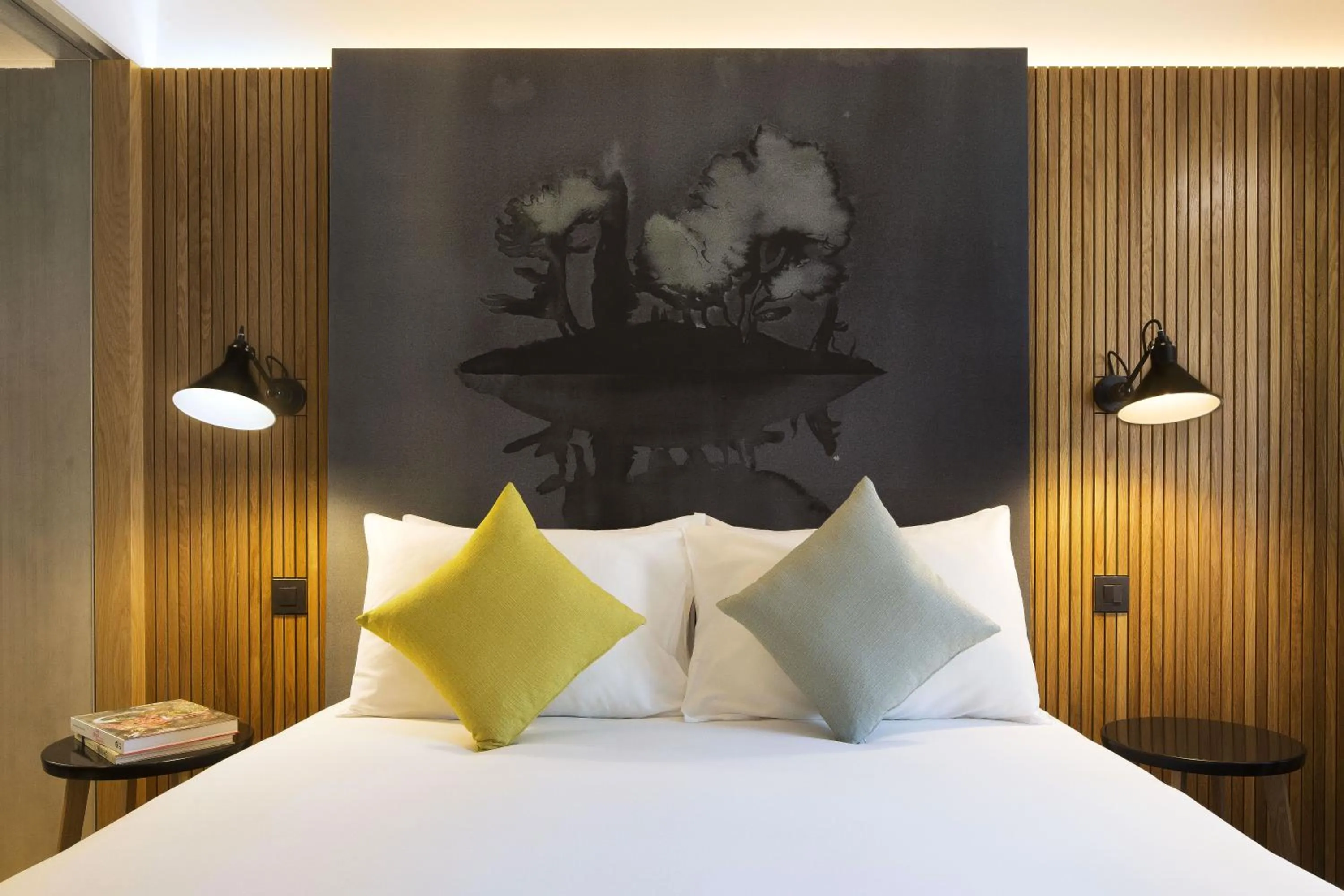 Bed in Drawing Hotel