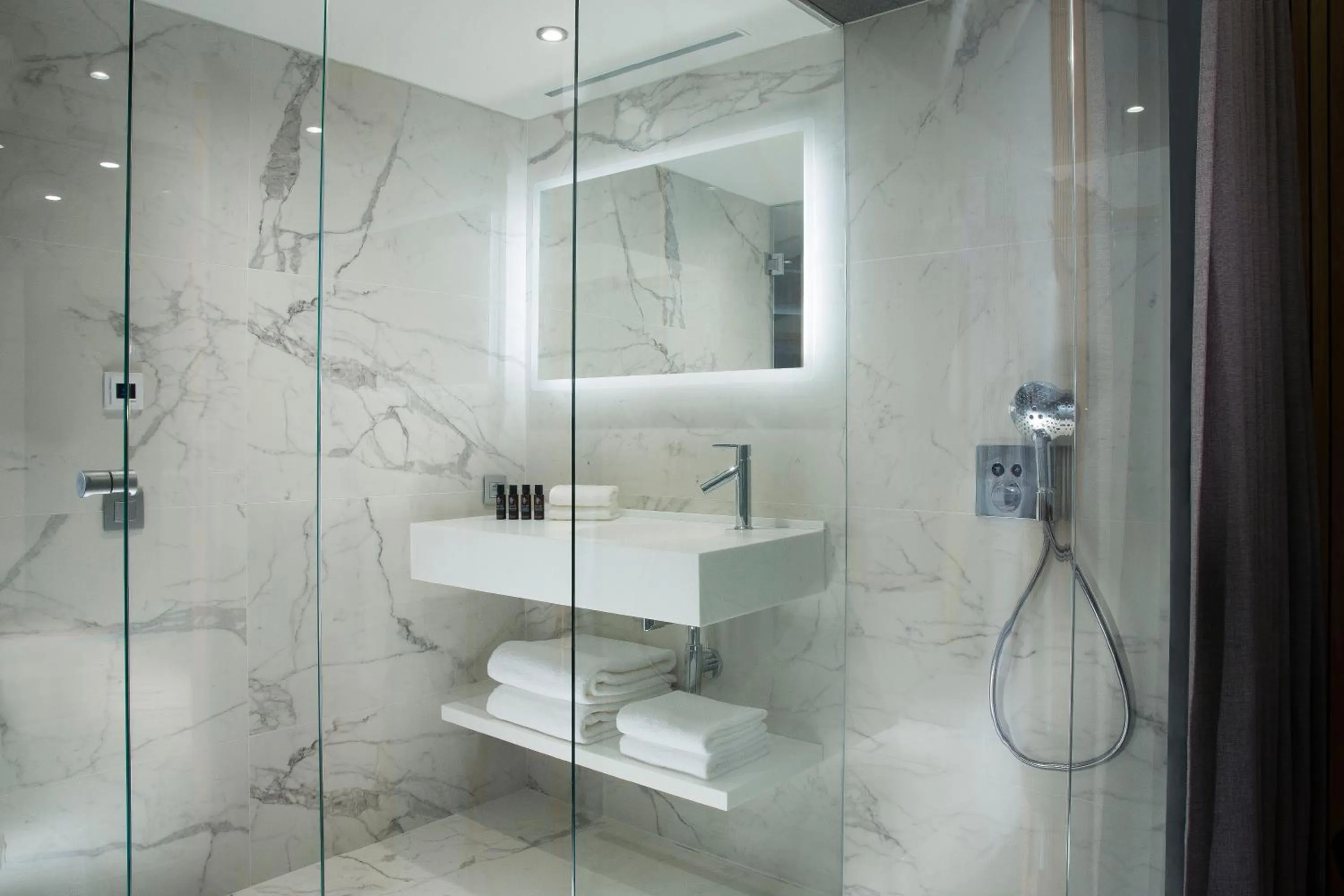 Shower in Drawing Hotel