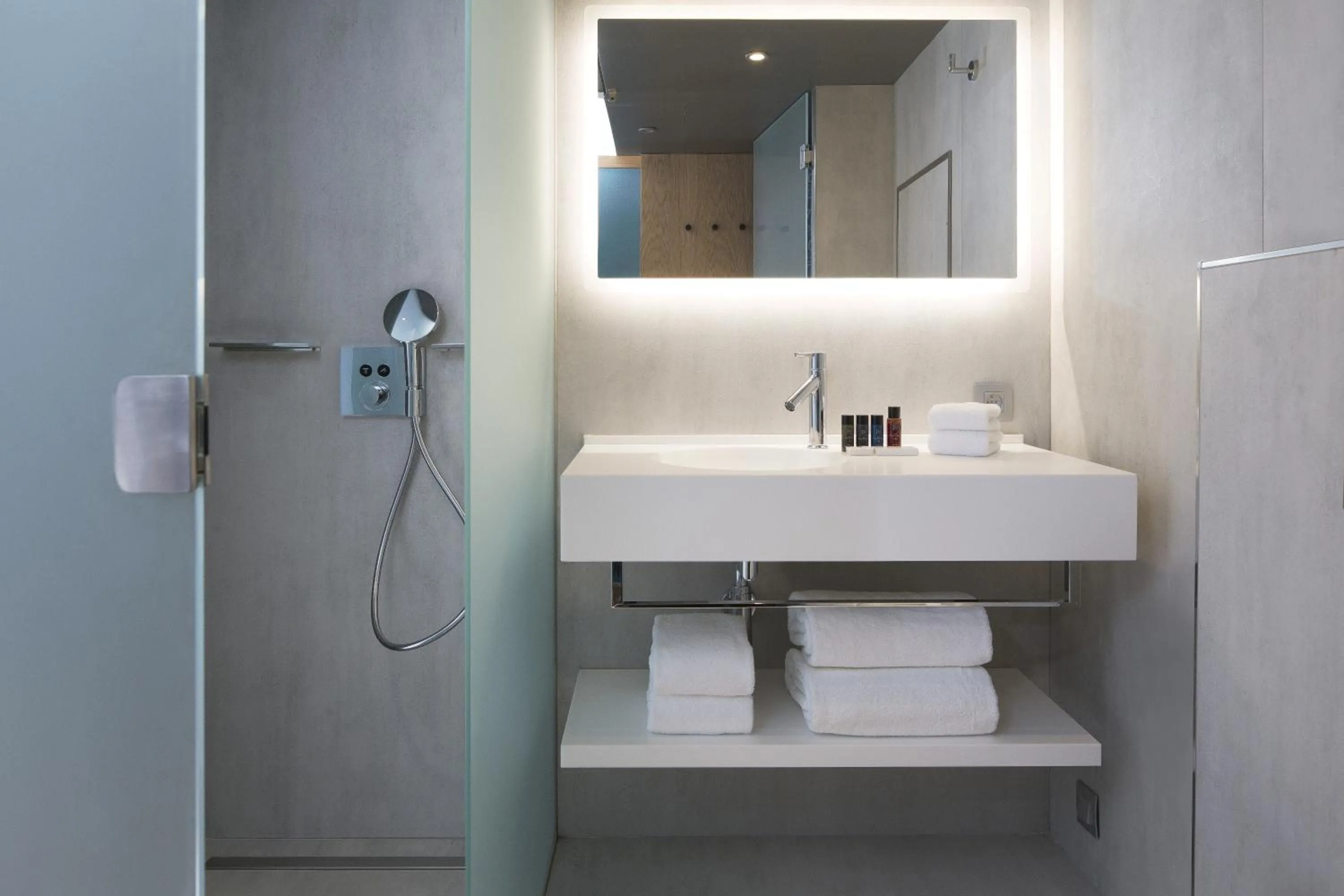 Shower in Drawing Hotel