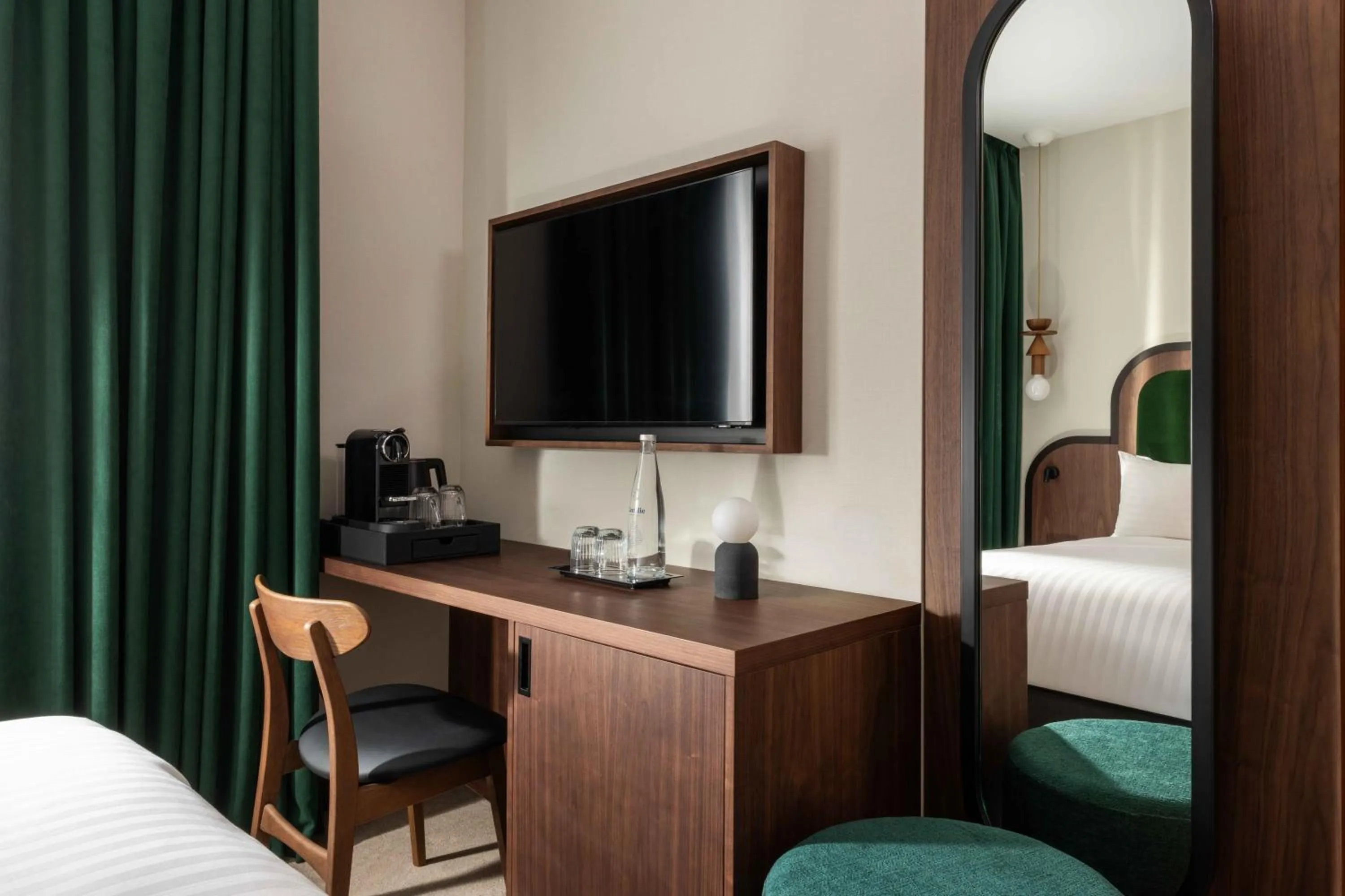 Photo of the whole room, Bed in Hotel Le Richemont