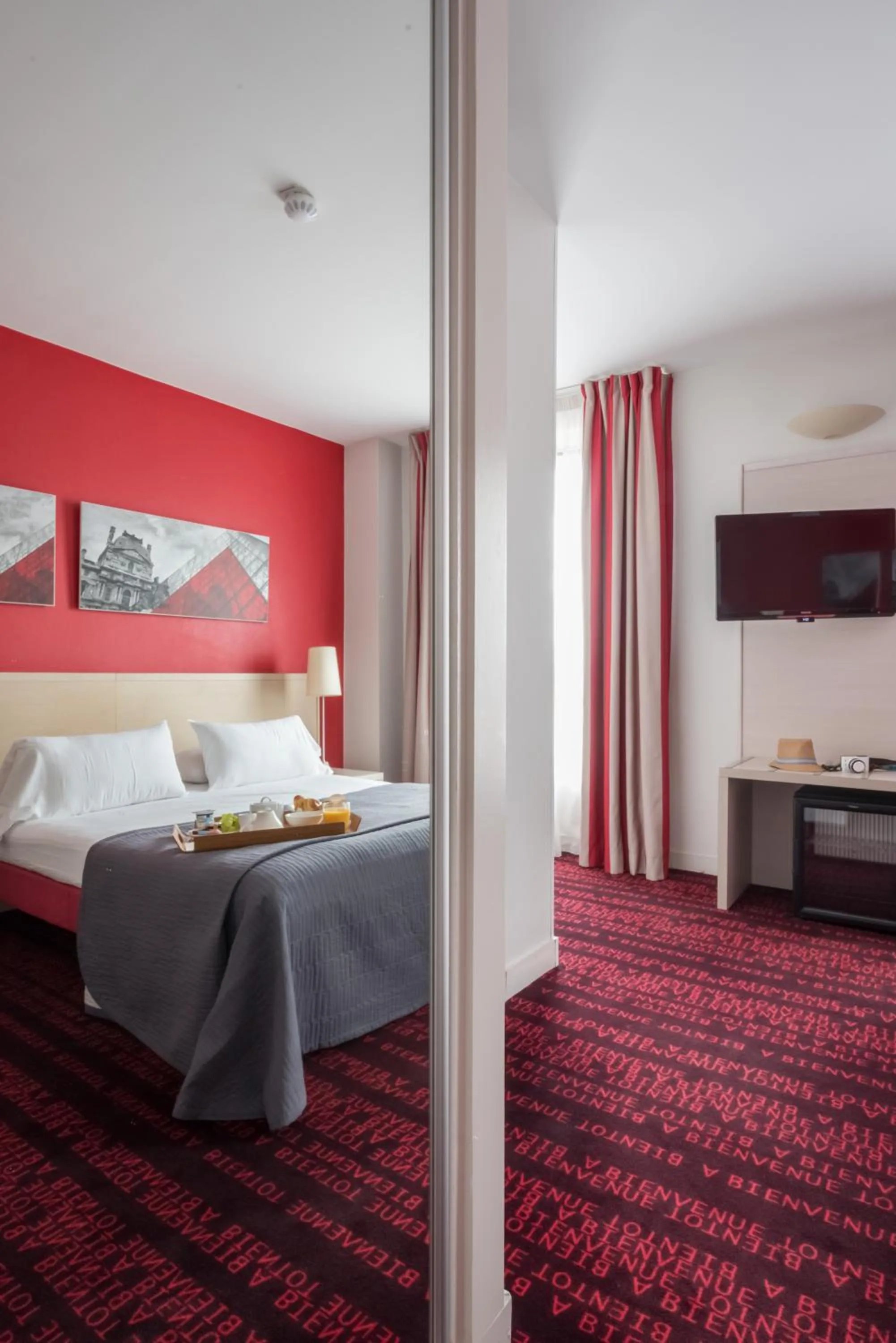 Photo of the whole room, Bed in Hotel Le Richemont