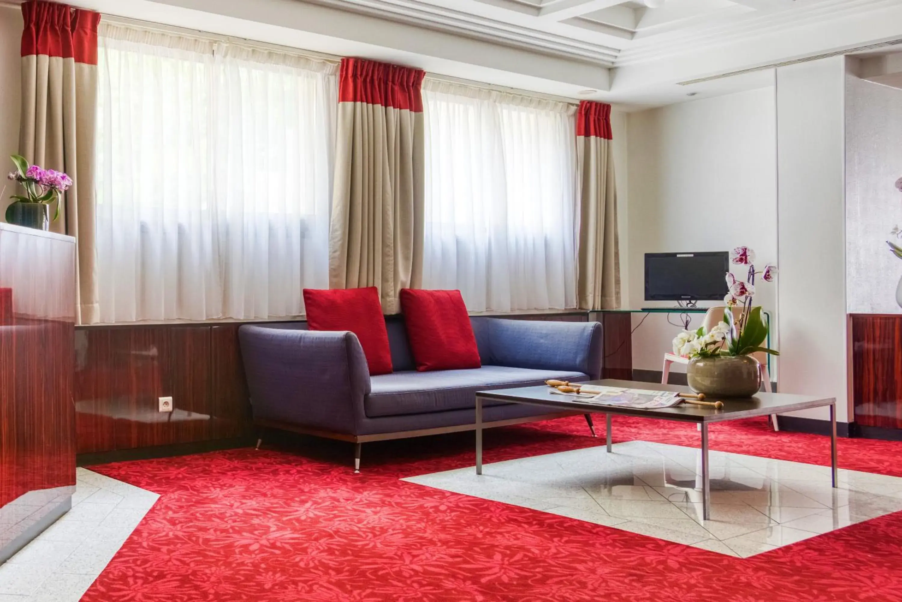 Lobby or reception in Hotel Le Richemont Lobby or reception in Hotel Le Richemont